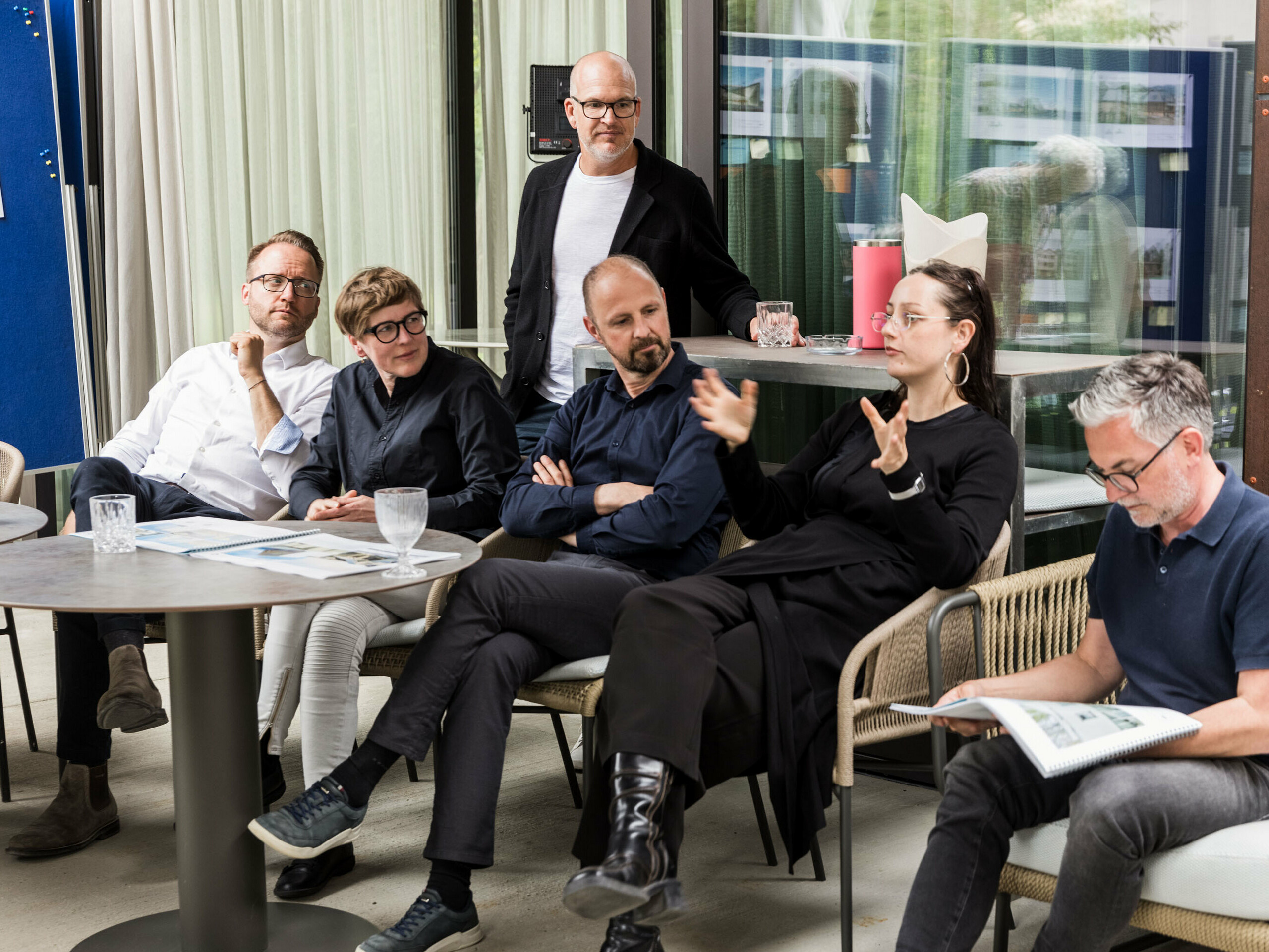 At the PREFARENZEN Expert Dialogue 2026 in a winegrower's residence in Seewinkel, Burgenland, the architecture jury came together for an intensive exchange: Jury members Jürgen Jungmair (Head of International Marketing at PREFA), Dirk Lorenz (Leinert Lorenz Architects), Selina Wach (Architektur Aktuell), Falk Leinert (Leinert Lorenz Architects), Juliane Croce (Croce & Wir) and Christian Wirth (Regional Manager East, PREFA Austria) discussed innovative architectural projects and sustainable design concepts for the PREFARENZEN architecture book and the 2026 calendar. The focus is on context, social added value and international inspiration through PREFA aluminium solutions. The snapshot suggests that the discussion was lively and passionate.
