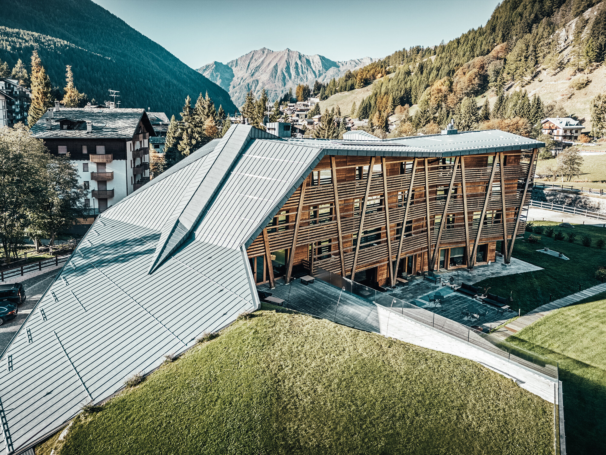 Oblique side view of the hotel. What can be seen: the green roof, the PREFA roof and the V-braces on the outside of the façade.