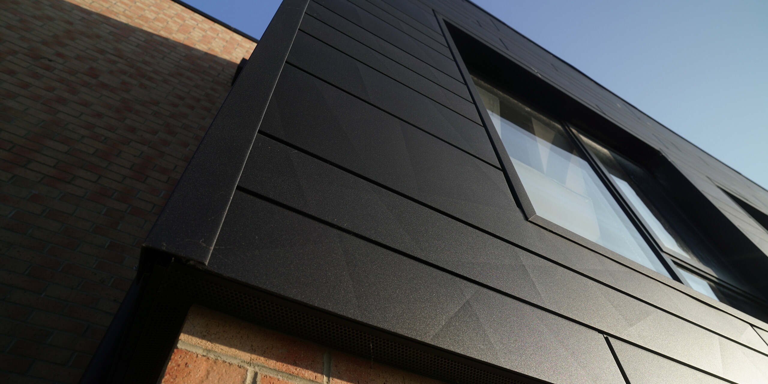 Close-up of a PREFA Siding.X façade in the colour P.10 anthracite