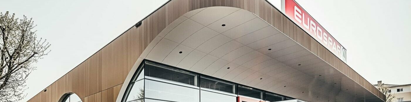 Side view of the Eurospar supermarket which is covered in PREFA serrated profile in the colour bronze.