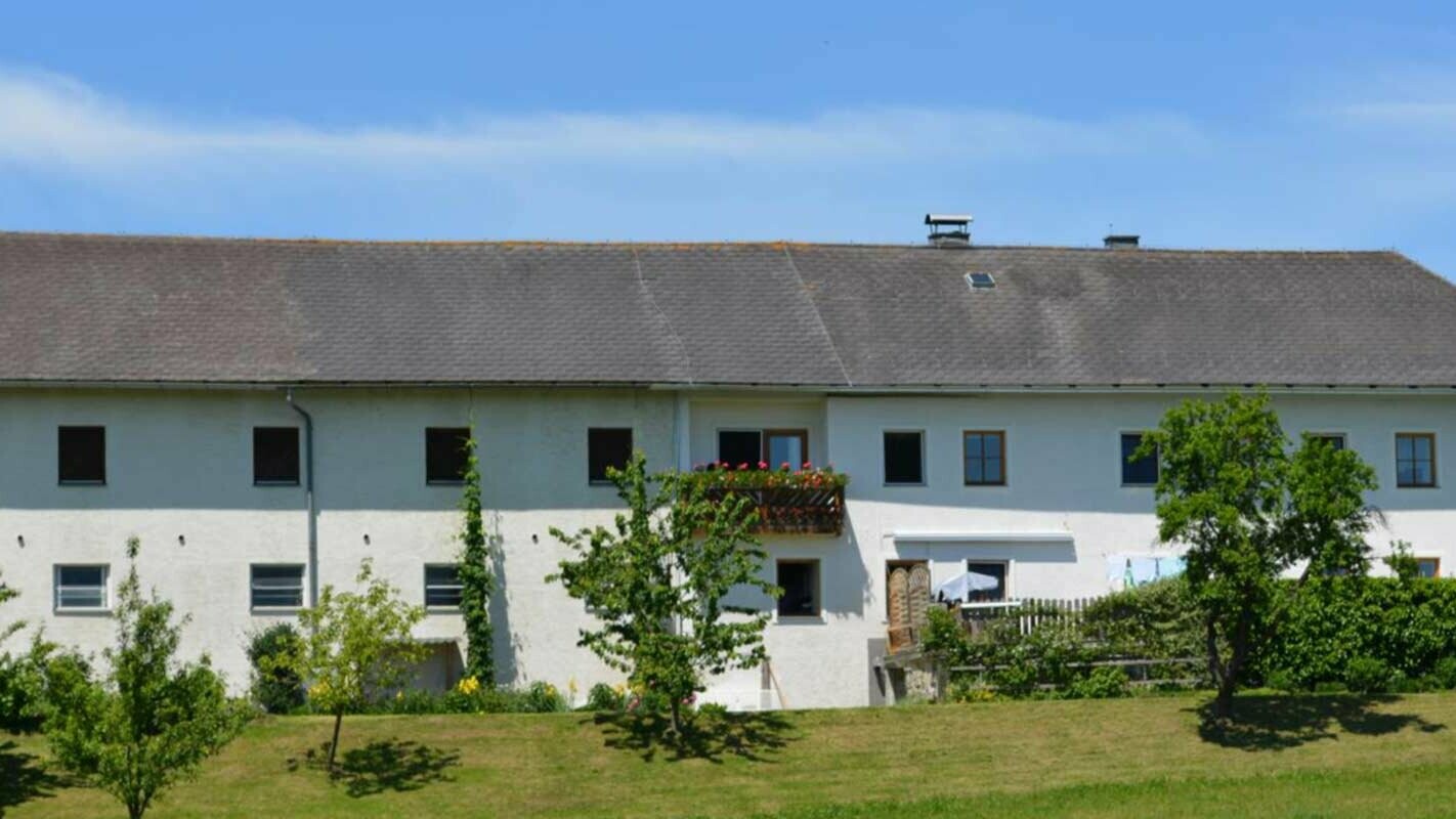 House before roof renovation with PREFA roof tiles in Austria - before: Eternit fibre cement