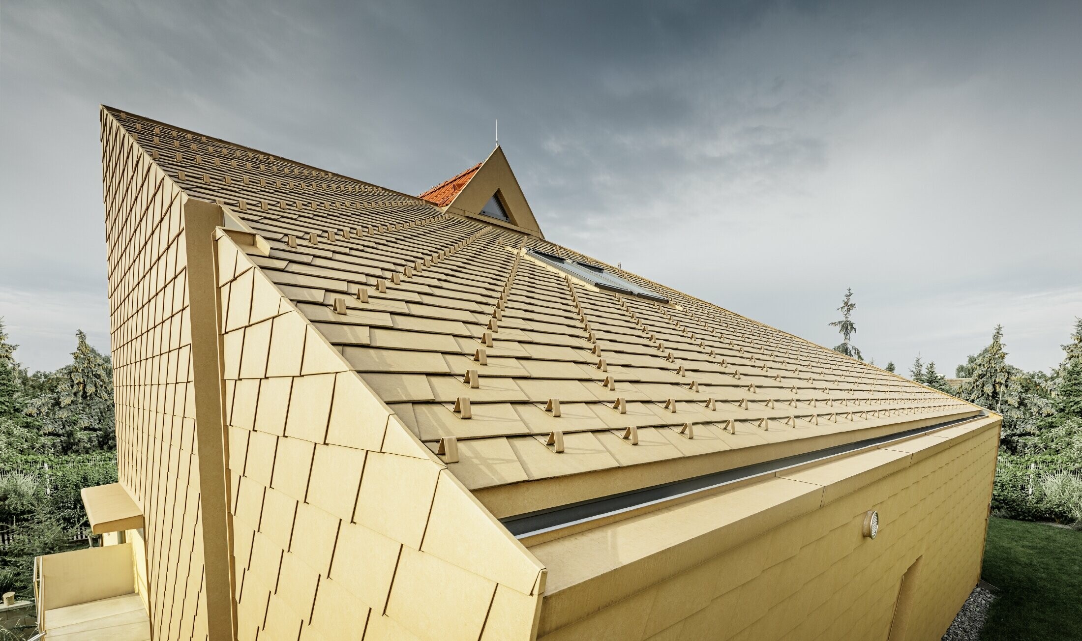 Extension without soffit with internal gutter. The PREFA shingles in sand brown were installed