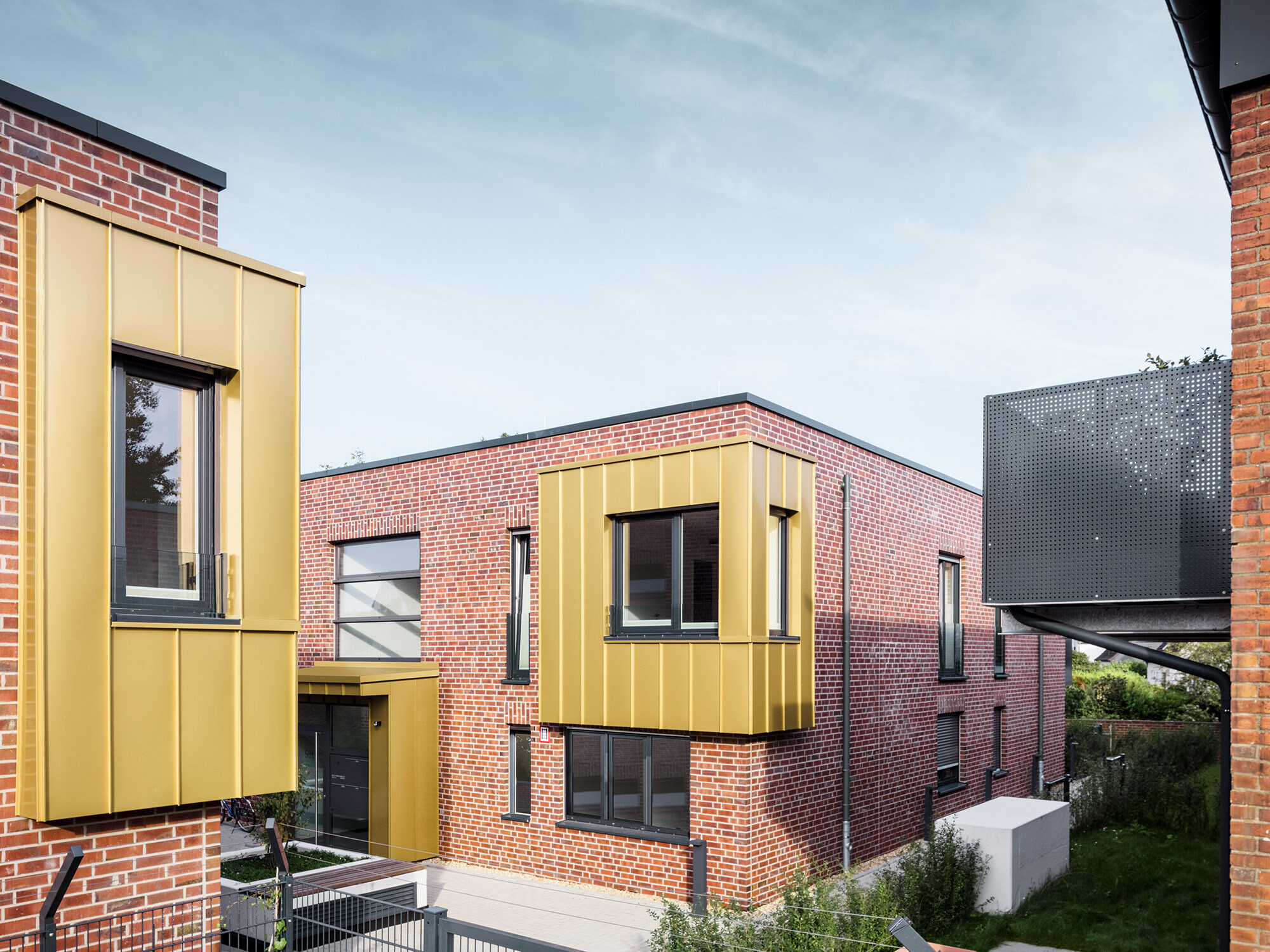 A view of the Kellerhöfe site: The striking corner windows as well as the entrance to the building are accentuated with Falzonal.