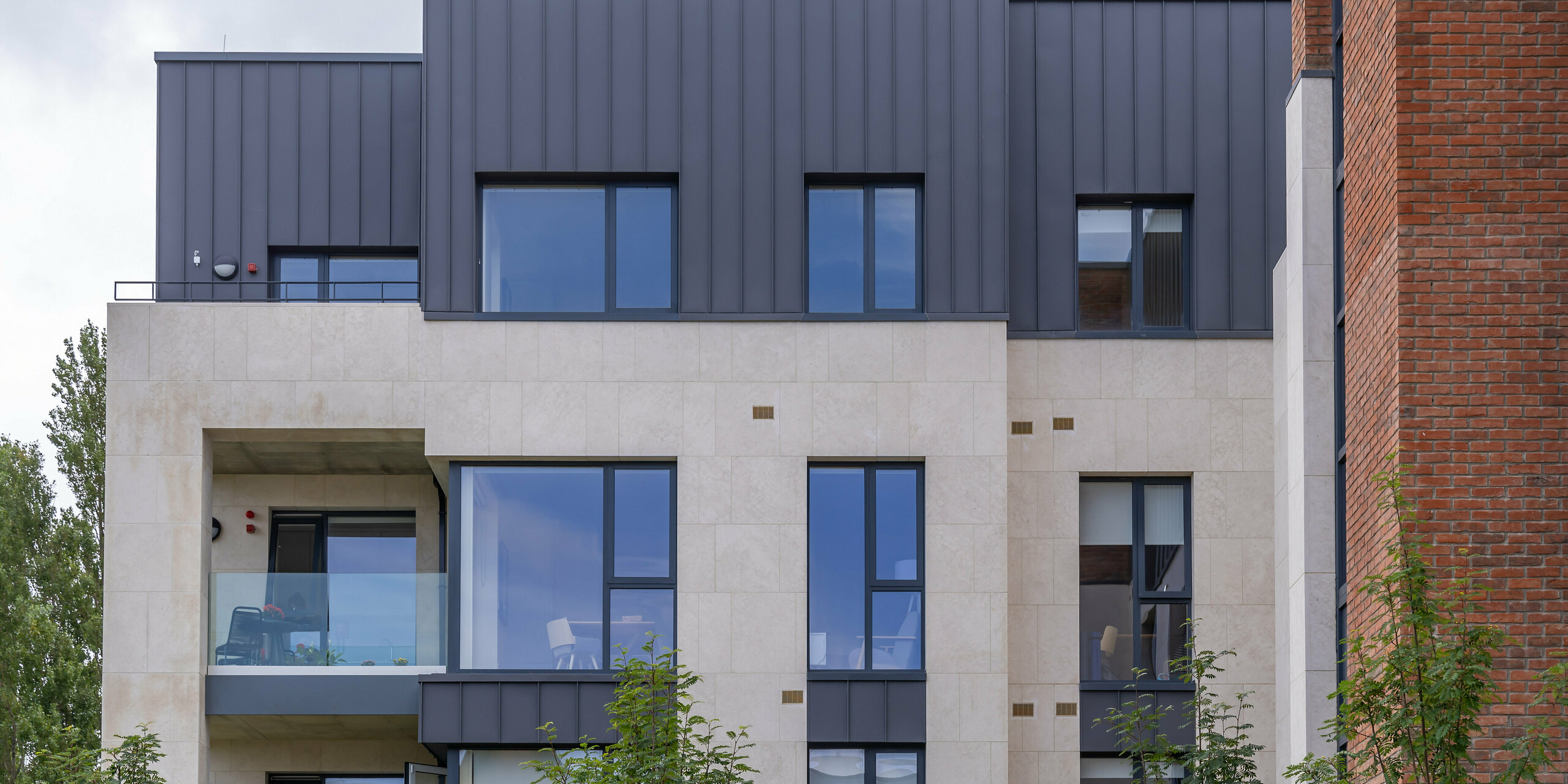 The residential complex of Oatlands Manor in the south of Dublin is wrapped in PREFALZ in the colour of P.10 Dark Grey on the façade