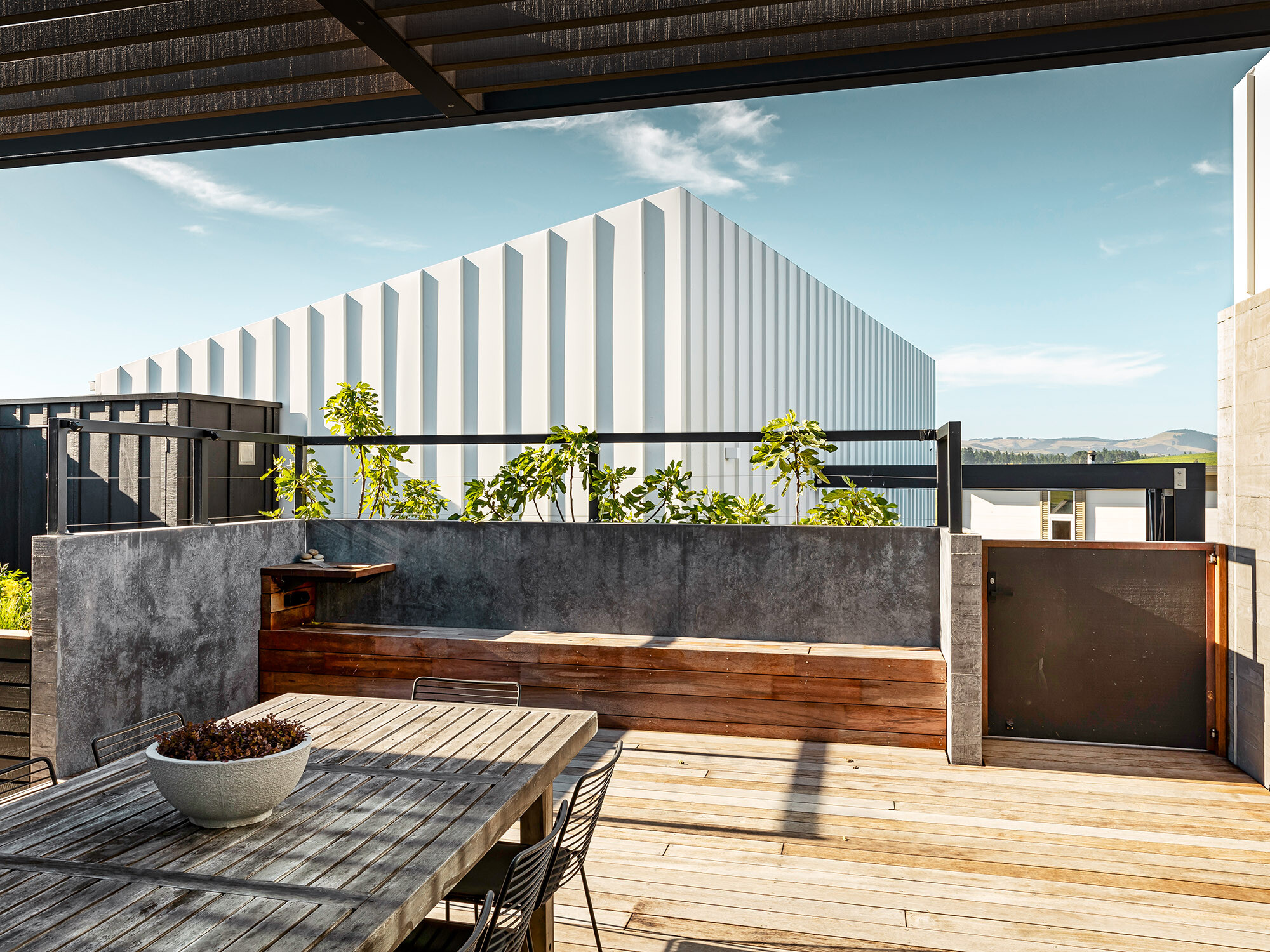 View of the garage, which was also clad with PREFA white aluminium, from the terrace.