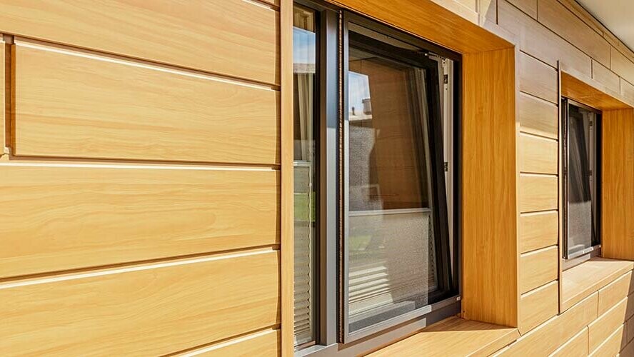 Façade cladding with aluminium panels with PREFA sidings in natural oak effect; weather-resistant reveals in natural oak.