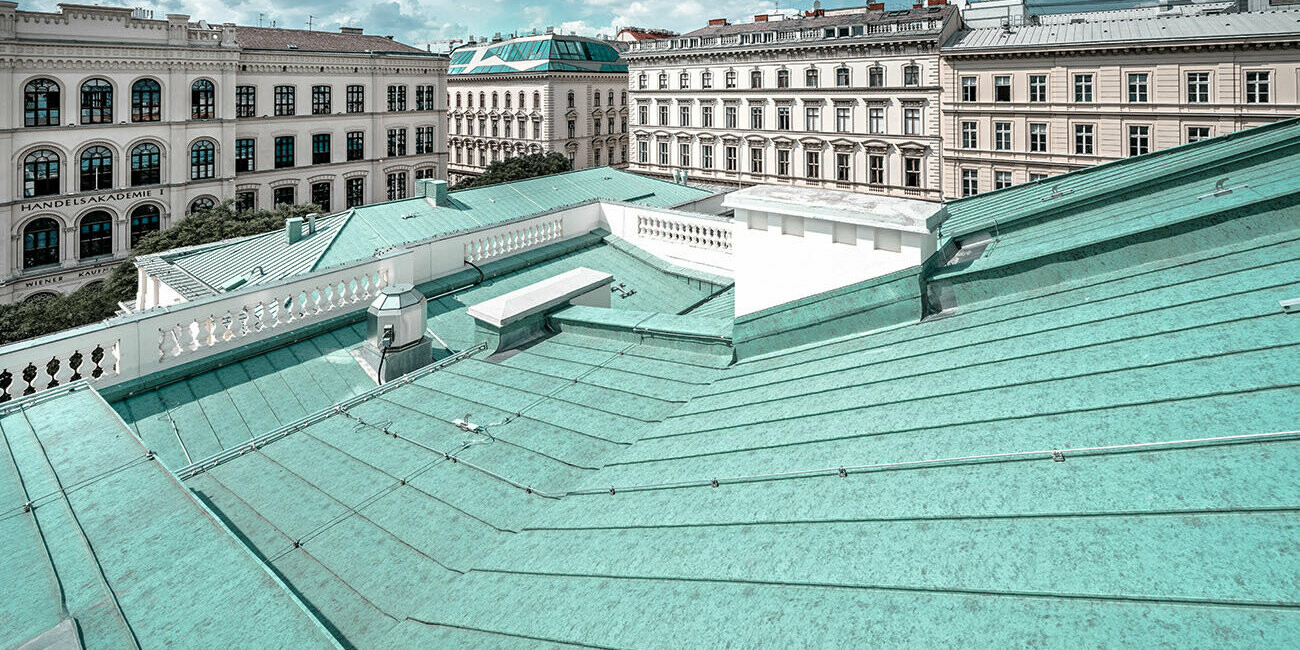 Close-up of the Prefalz roof in P.10 patina green of the Künstlerhaus in Vienna.