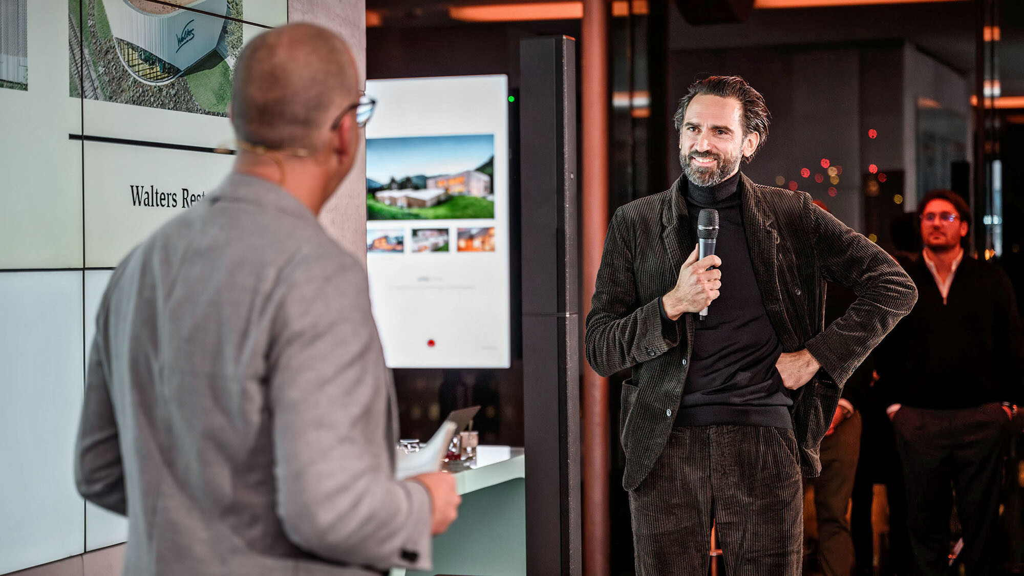 International Marketing Manager Jürgen Jungmair and architect Thomas Heil from the Austrian office dreiplus Architekten talking in front of the presentation surface.