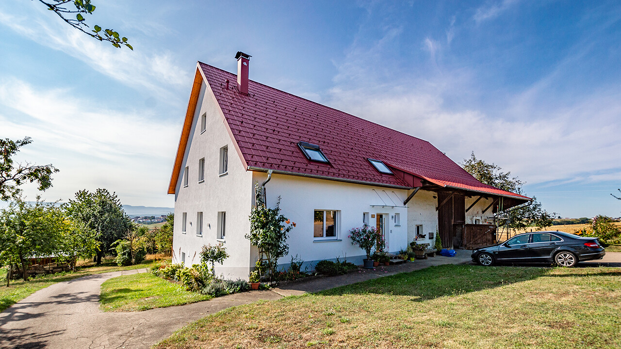 Old small farmhouse in the country beautifully refurbished with the PREFA roof tile in oxide red.