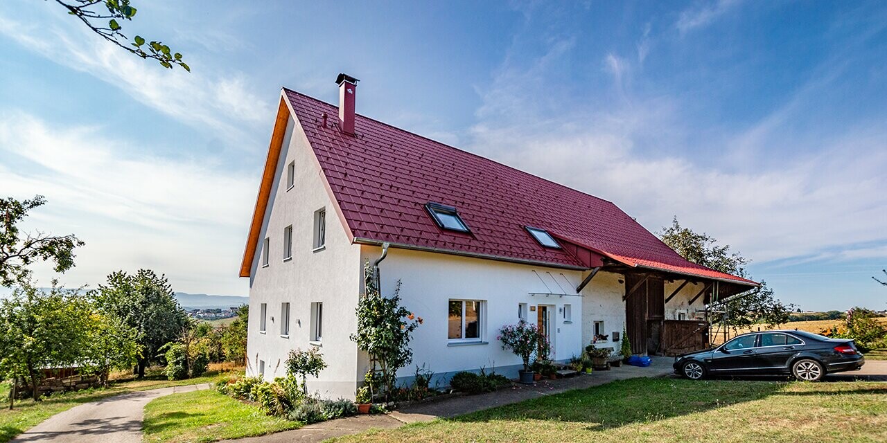 Old small farmhouse in the country beautifully refurbished with the PREFA roof tile in oxide red.