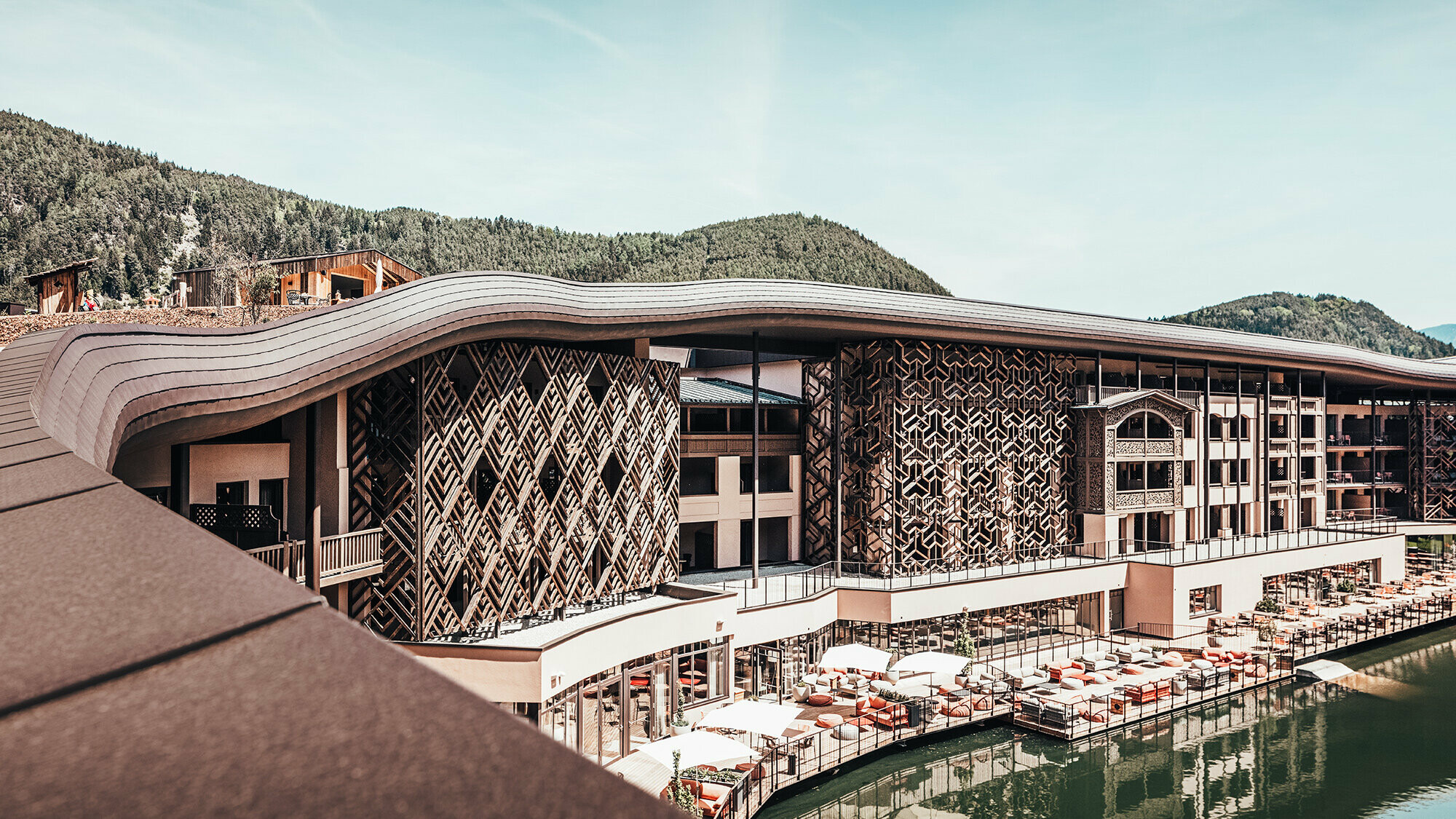 View of the roof wave covered in PREFA façade shingles, which runs across the entire hotel.