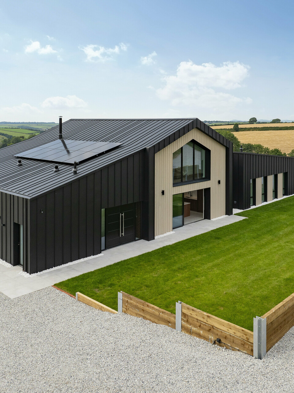 With its clear design and elegant PREFALZ standing seam roofing, the detached house ‘The Hide’ in Cornwall blends perfectly into the idyllic landscape. The anthracite-coloured aluminium surfaces form a striking contrast to the surrounding fields and emphasise the modern architecture.