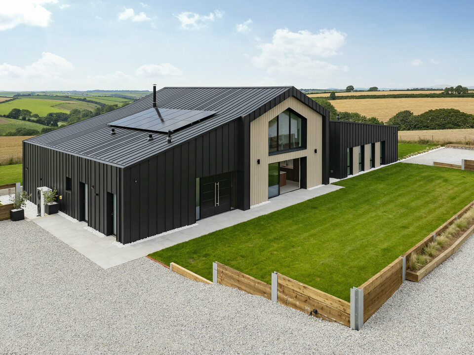 With its clear design and elegant PREFALZ standing seam roofing, the detached house ‘The Hide’ in Cornwall blends perfectly into the idyllic landscape. The anthracite-coloured aluminium surfaces form a striking contrast to the surrounding fields and emphasise the modern architecture.