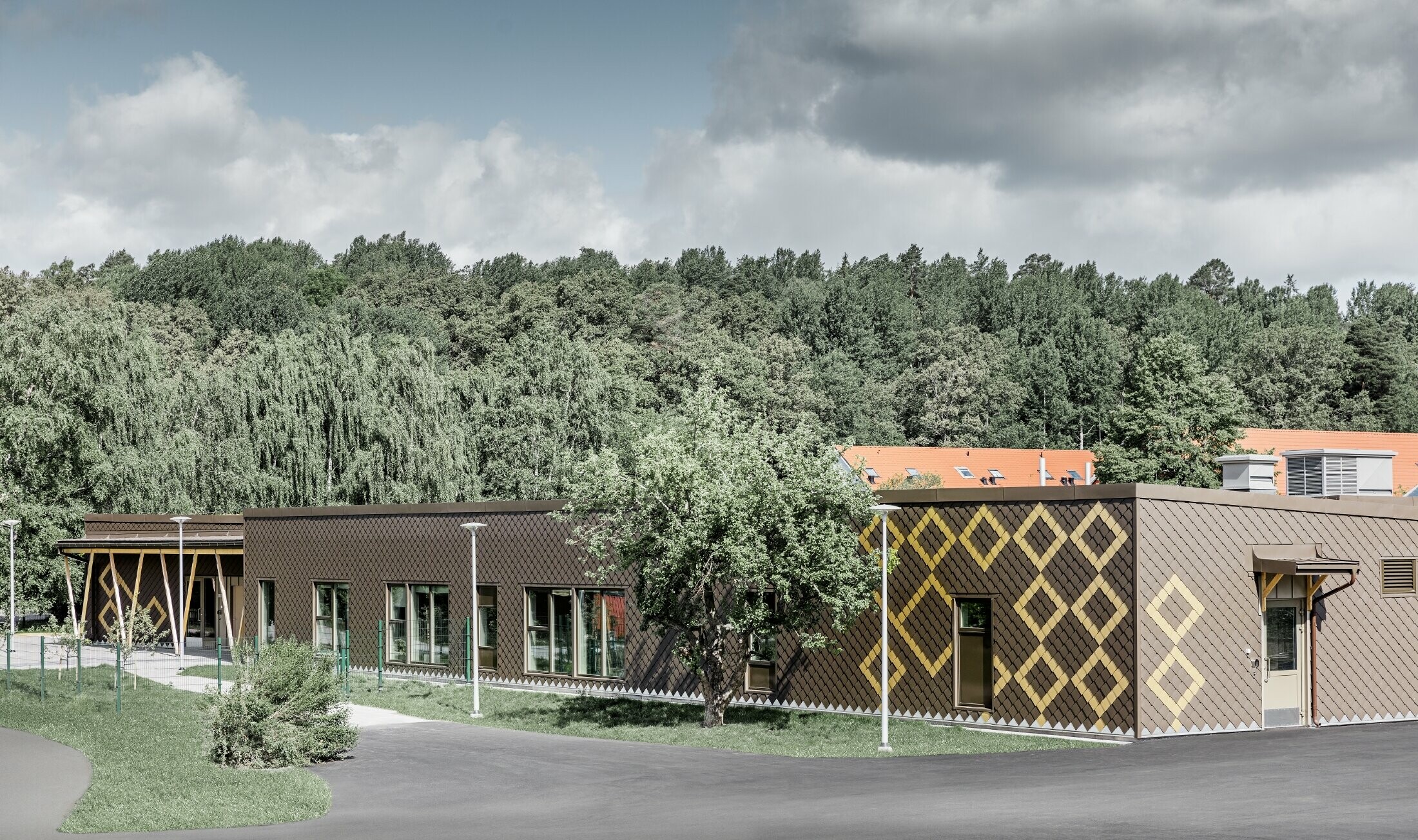 The PREFA 20 rhomboid façade tiles in brown and Mayan gold were used for the façade cladding of a nursery school in Stockholm.