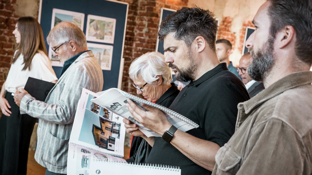 Participants examining the PREFARENZEN submissions