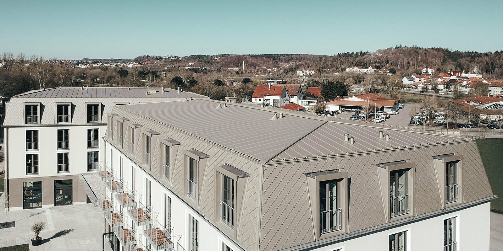 The mansard roof can be seen from above with PREFA products.