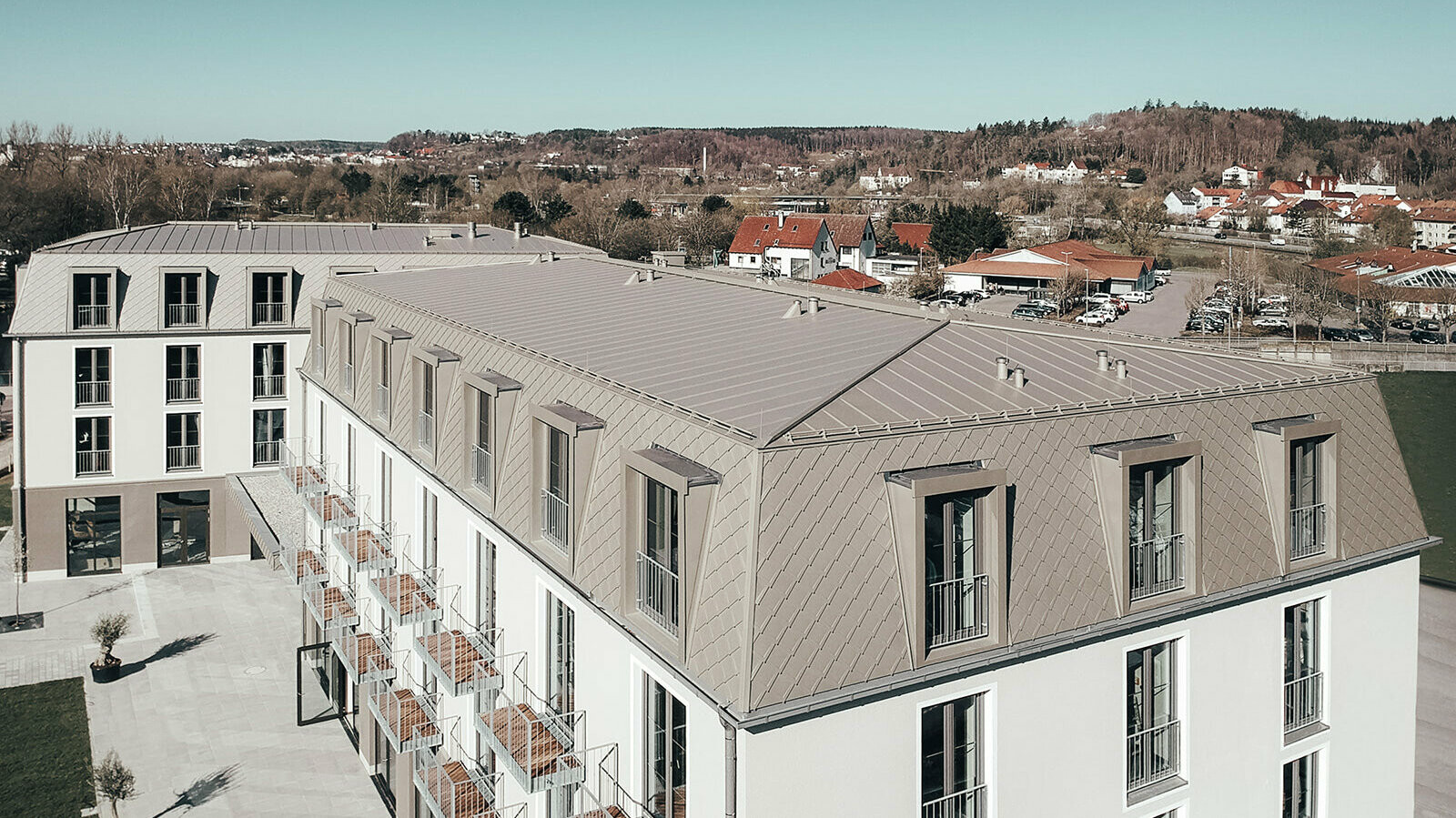 The mansard roof can be seen from above with PREFA products.