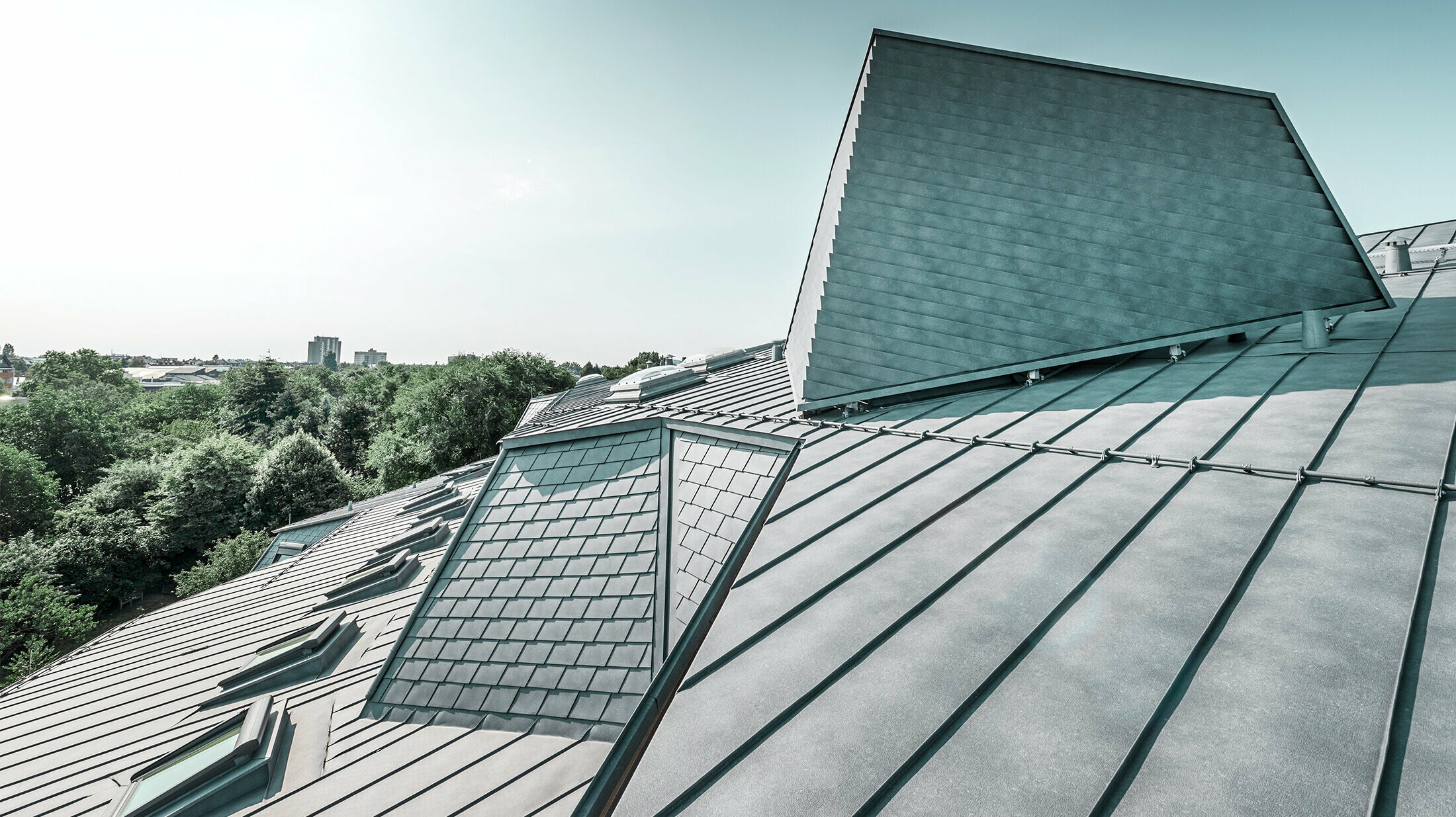 renovated roof, detail, Prefalz, hidden air conditioning system with a partition wall made of shingles, slightly marbled color P.10 stone grey