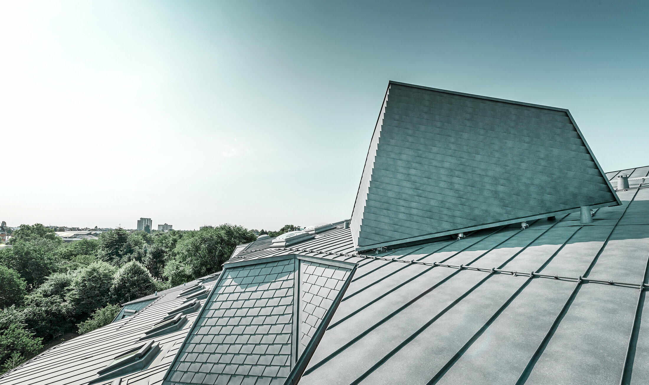 renovated roof, detail, Prefalz, hidden air conditioning system with a partition wall made of shingles, slightly marbled color P.10 stone grey