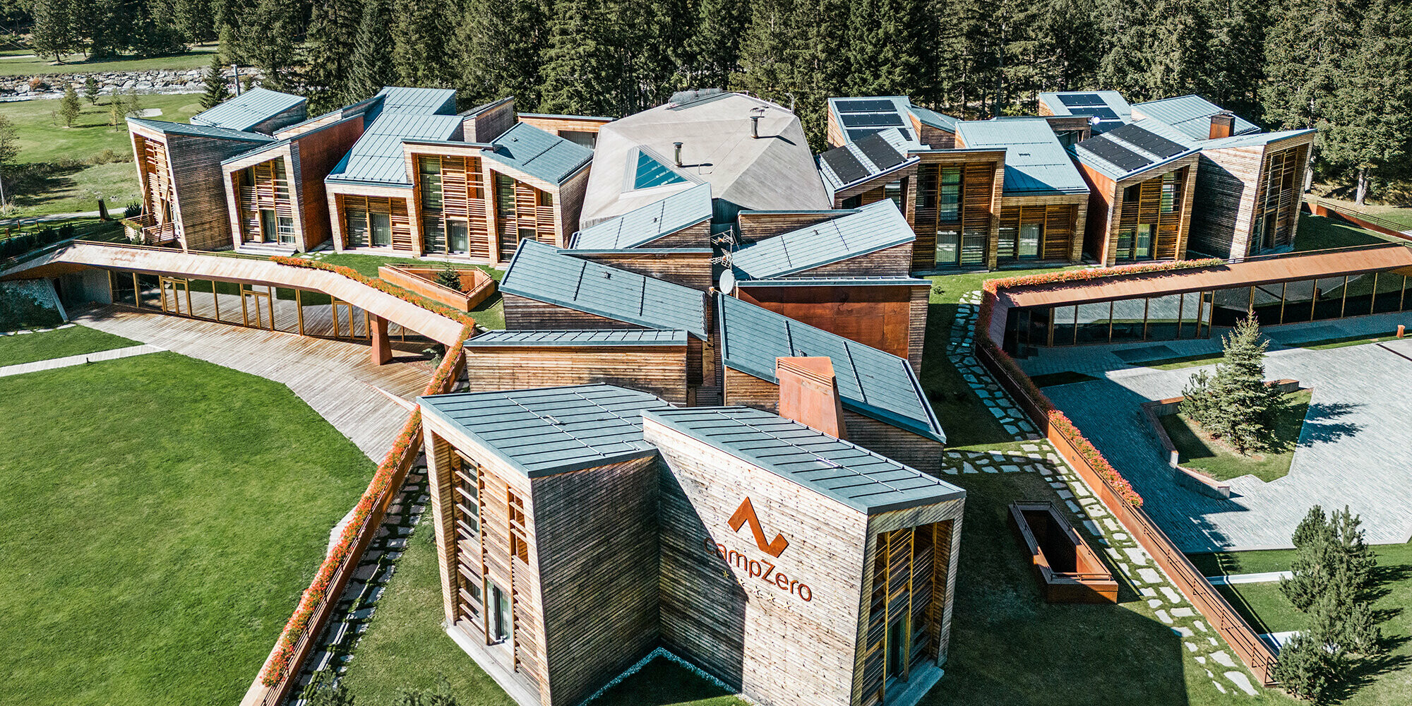 Frontal view of the hotel, the settlement-like division of the apparently independent little houses into three groups can be seen.
