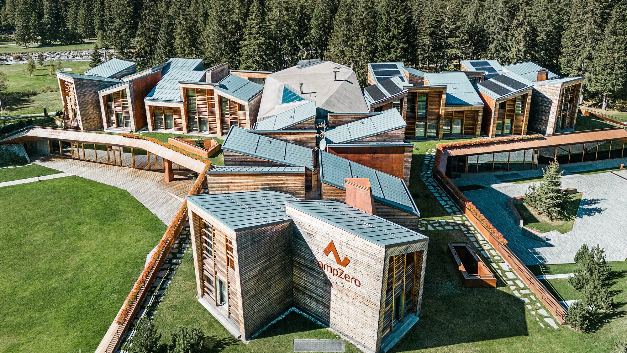 Frontal view of the hotel, the settlement-like division of the apparently independent little houses into three groups can be seen.