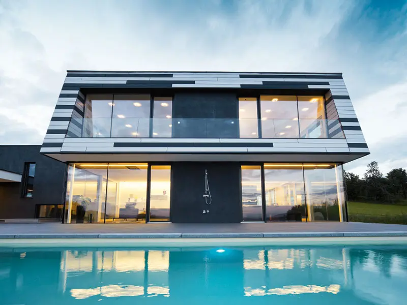 Detached house with a multi-coloured PREFA façade created using sidings in silver and anthracite in a matt finish with a shadow gap.