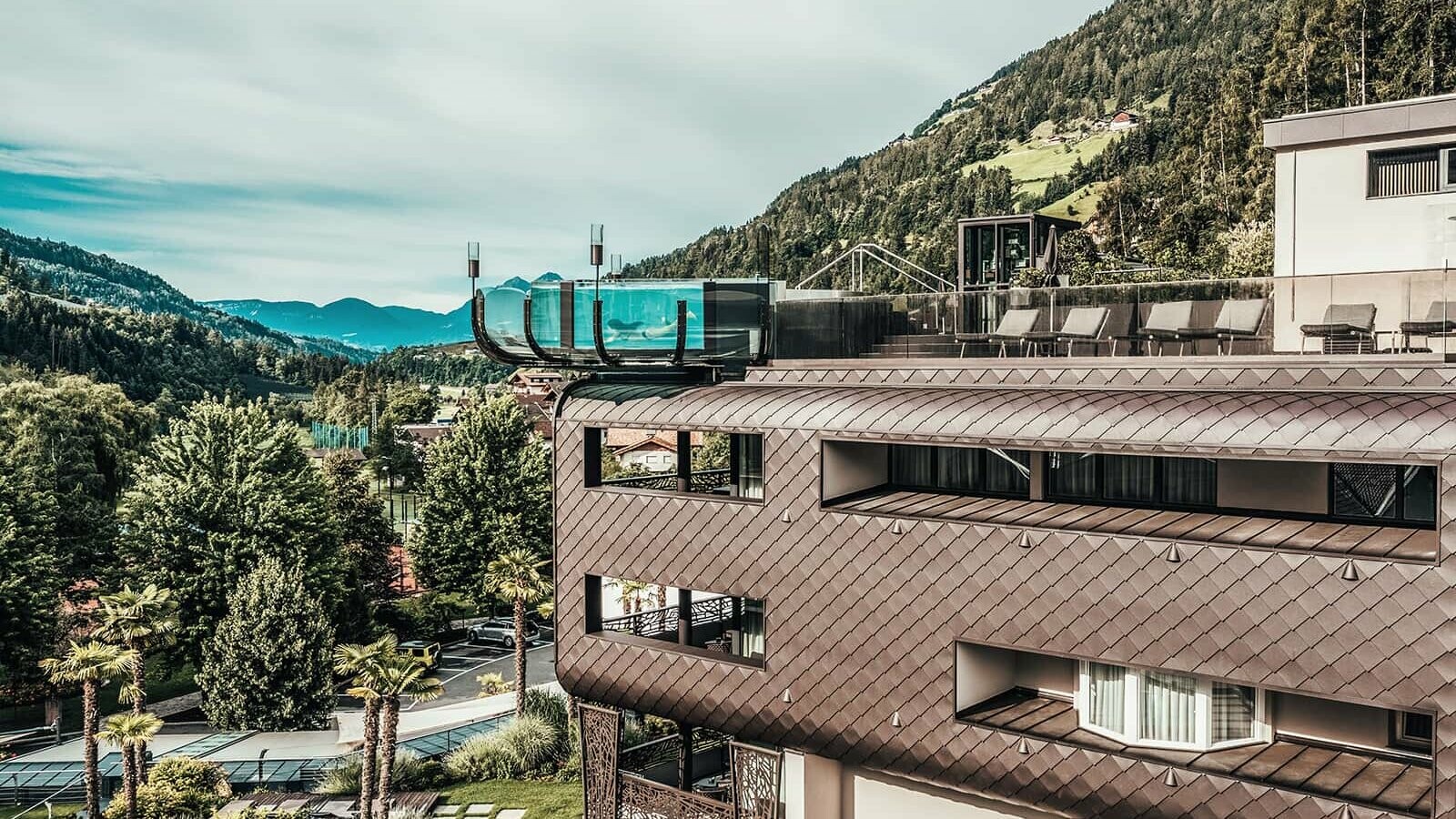 In addition to the PREFA façade shingles, the impressive pool of the hotel area stands out.