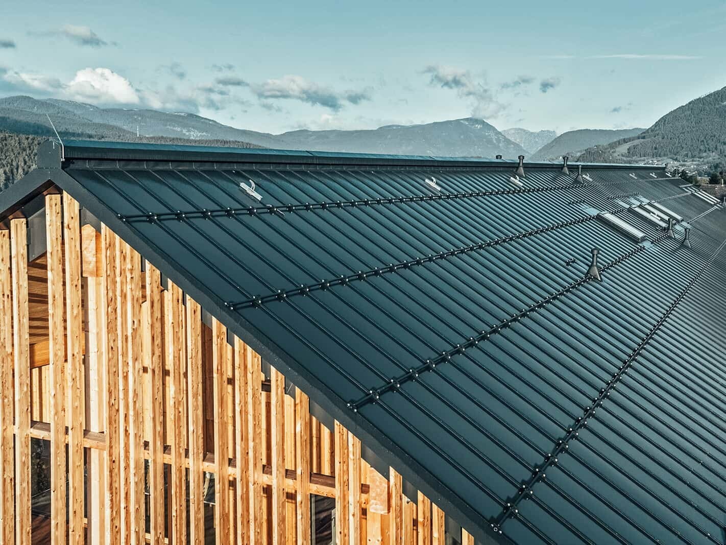 You can see the roof clad in Prefalz P.10 anthracite. 