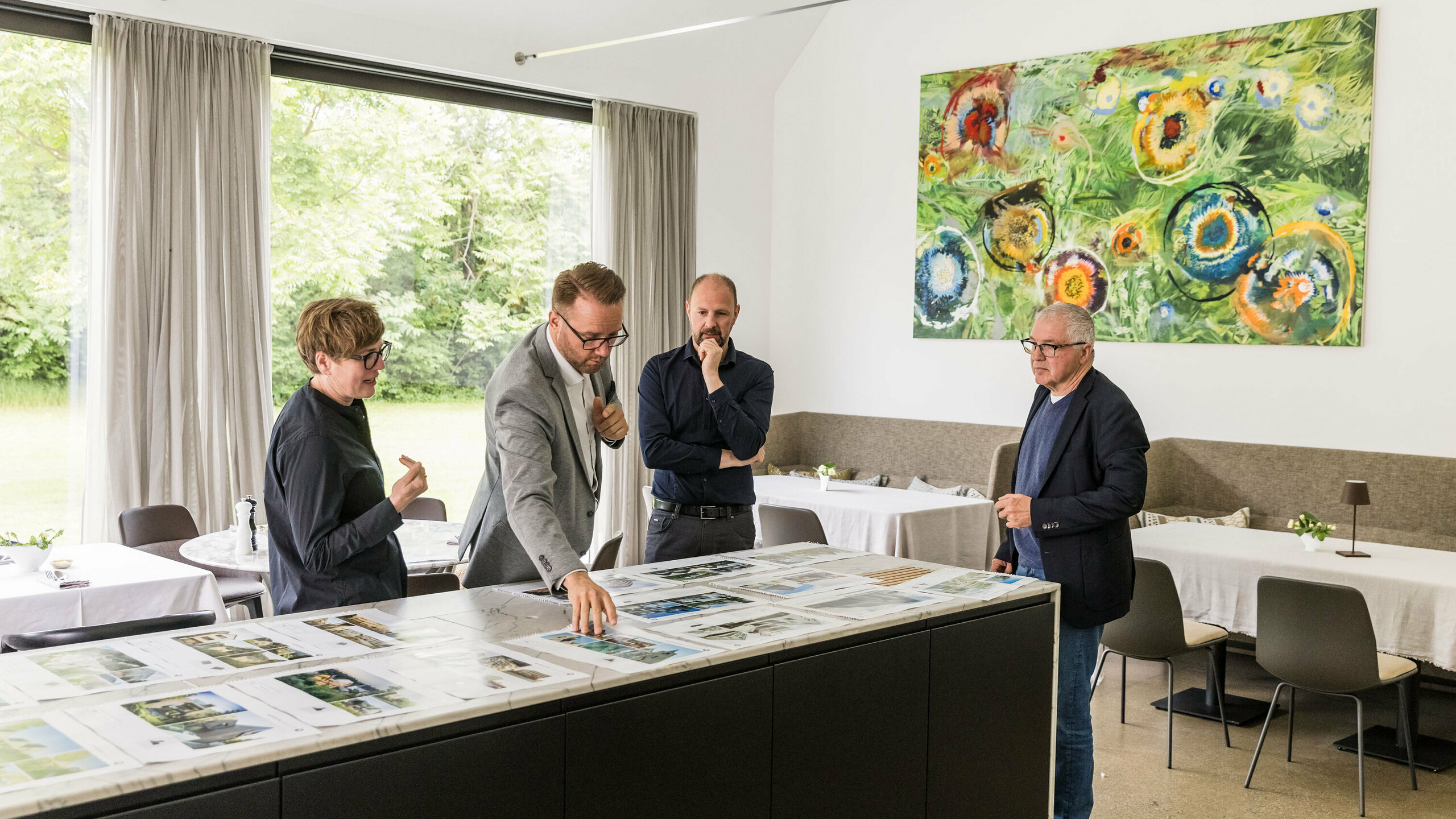 Selection process for PREFARENZEN 2026 Expert dialogue: The architectural experts led by Christian Wirth (Sales Manager for the East Region, PREFA Austria) will assess the final architectural projects on a large presentation area in the Winzerresidenz in Seewinkel, Burgenland. The design quality, context-sensitive planning and innovative use of PREFA materials will be evaluated. The aim is to select the twelve most outstanding projects for the PREFARENZEN architecture book and the 2026 calendar.