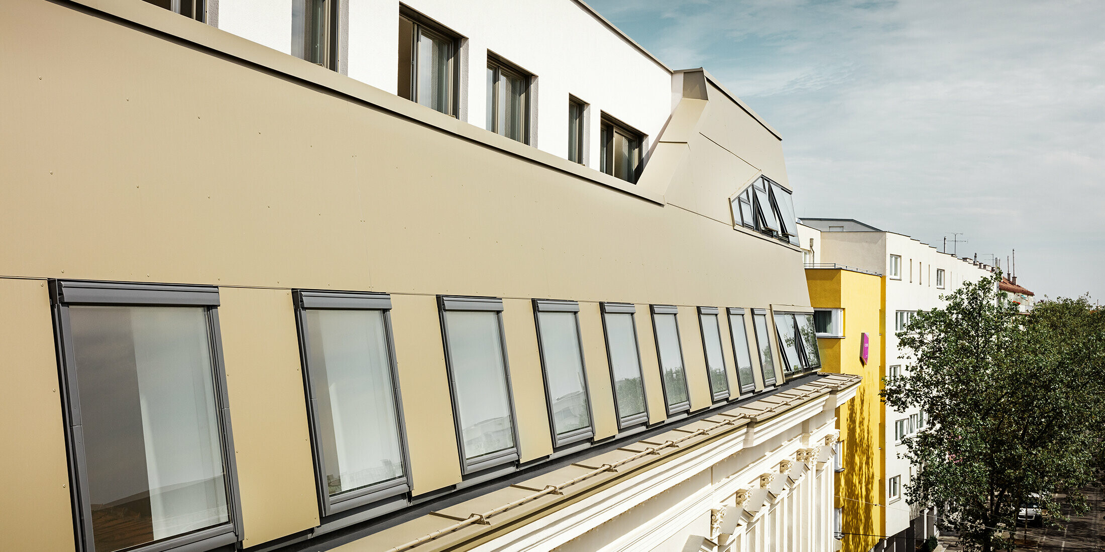 Roof extension in the Schloßhofer Straße in Vienna with PREFA aluminium composite panels in bronze