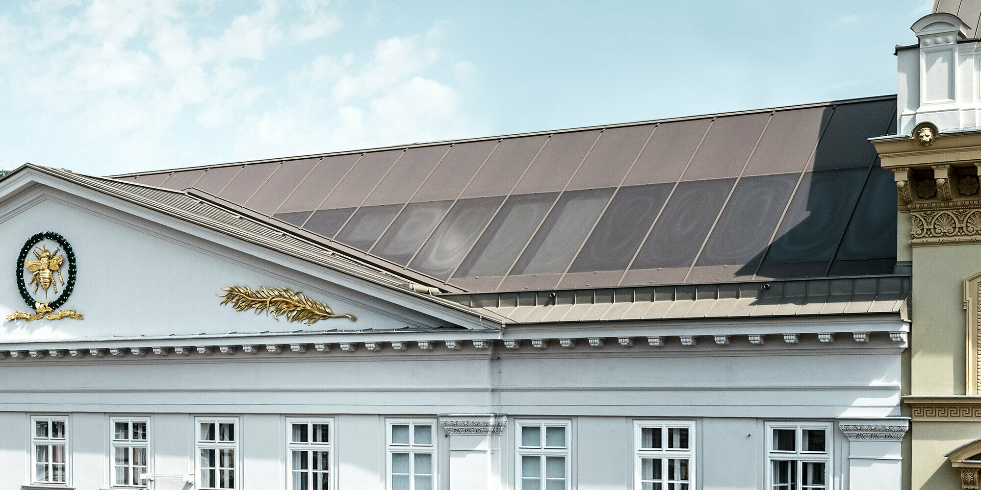 detail view with part of the façade and the Prefalz roof including screen-printed glass.