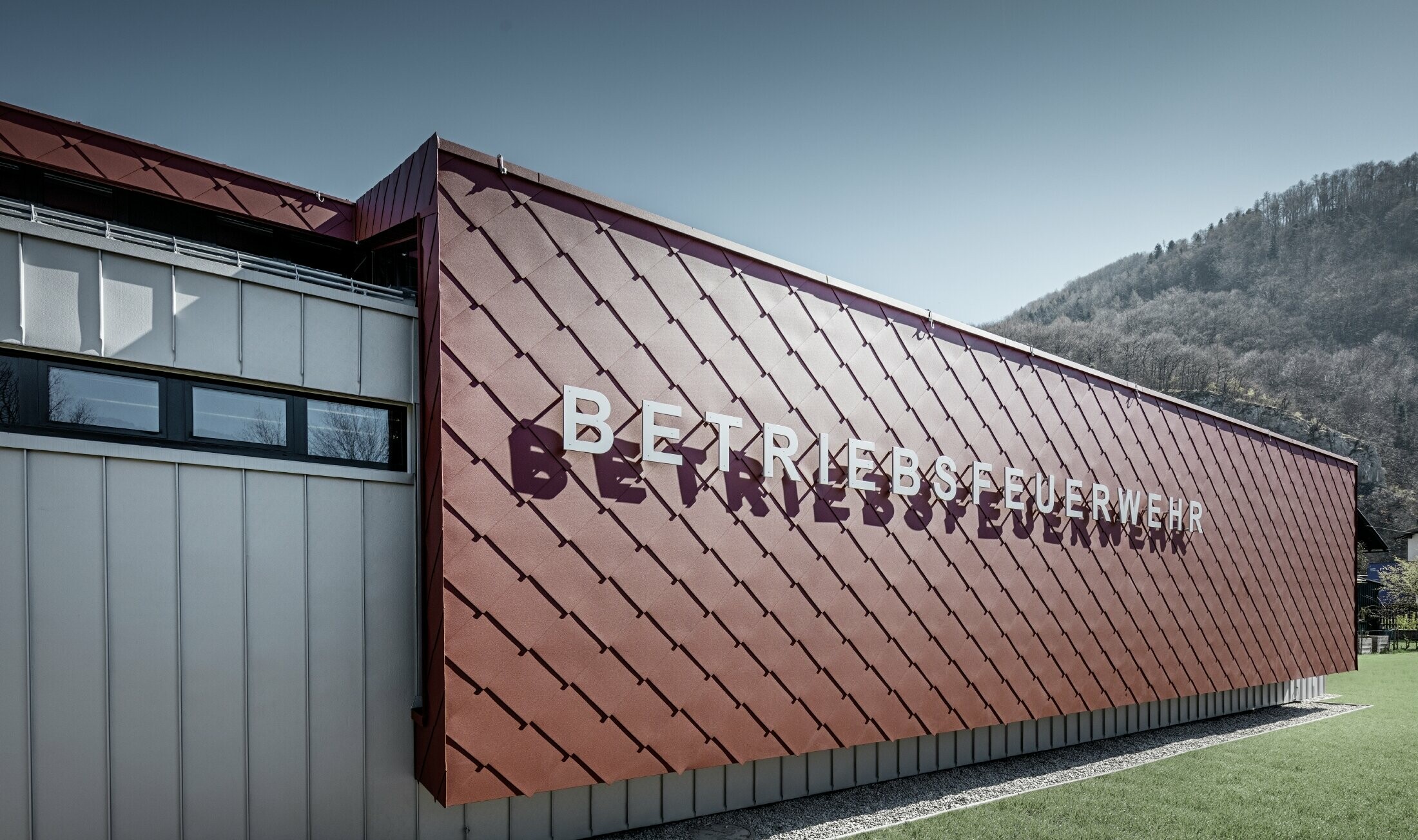 The façade for the company fire brigade in Marktl/Lilienfeld was clad in the 44 x 44 rhomboid tile in oxide red on which the ‘Betriebsfeuerwehr’ (company fire station) lettering was mounted.