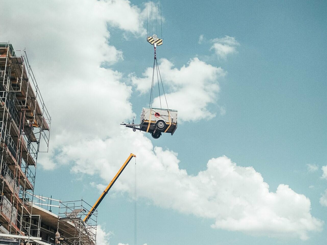 Folding machine which is lifted over the construction site