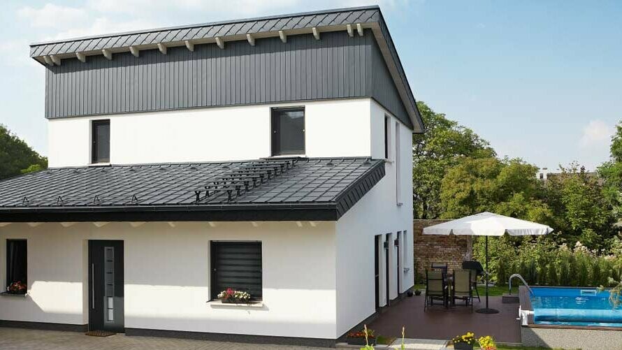 Detached home with two single-pitch roofs arranged offset from one another, covered with top-quality PREFA roof tiles