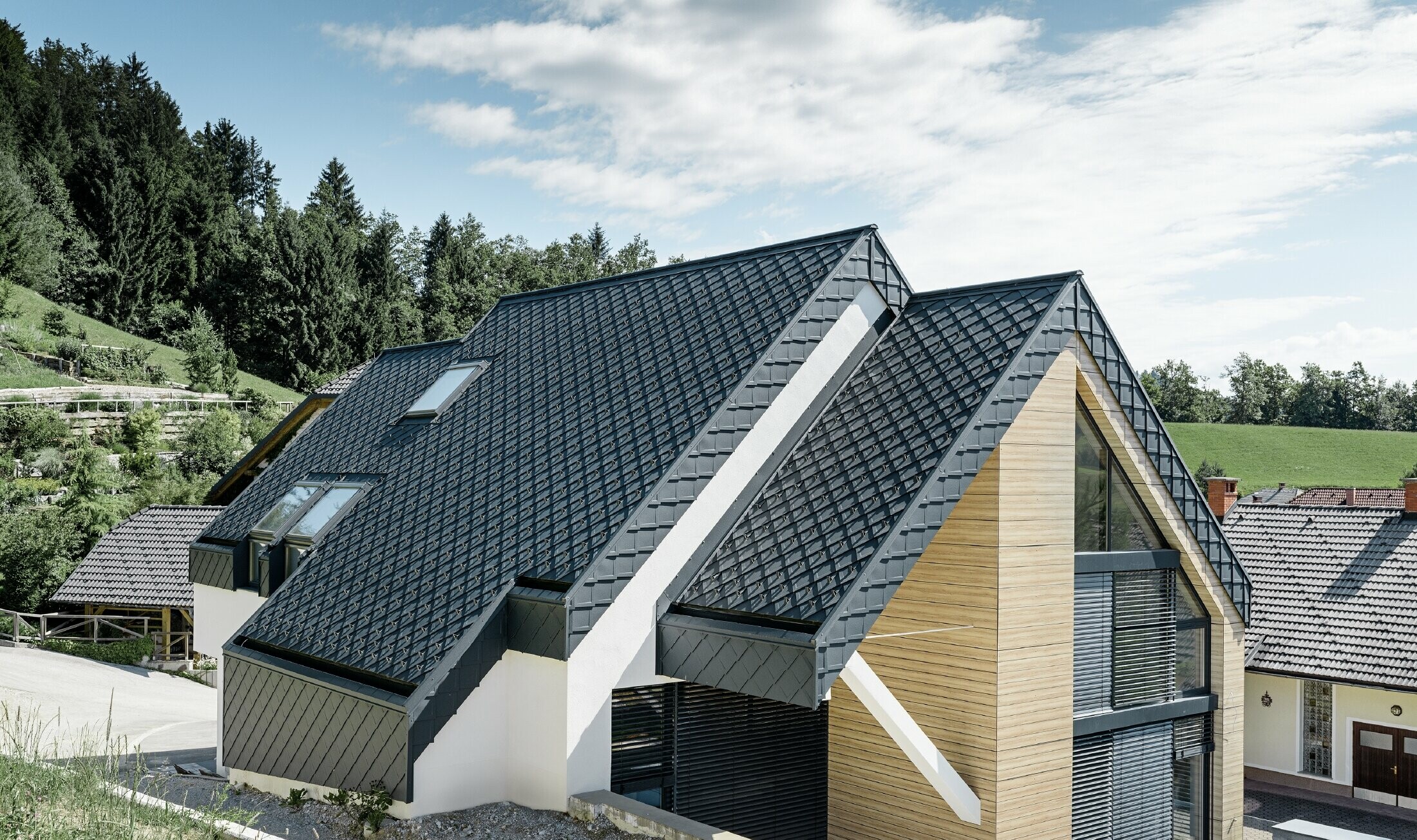 Detached house with gable roof without eaves with a wooden-look façade and an anthracite aluminium roof