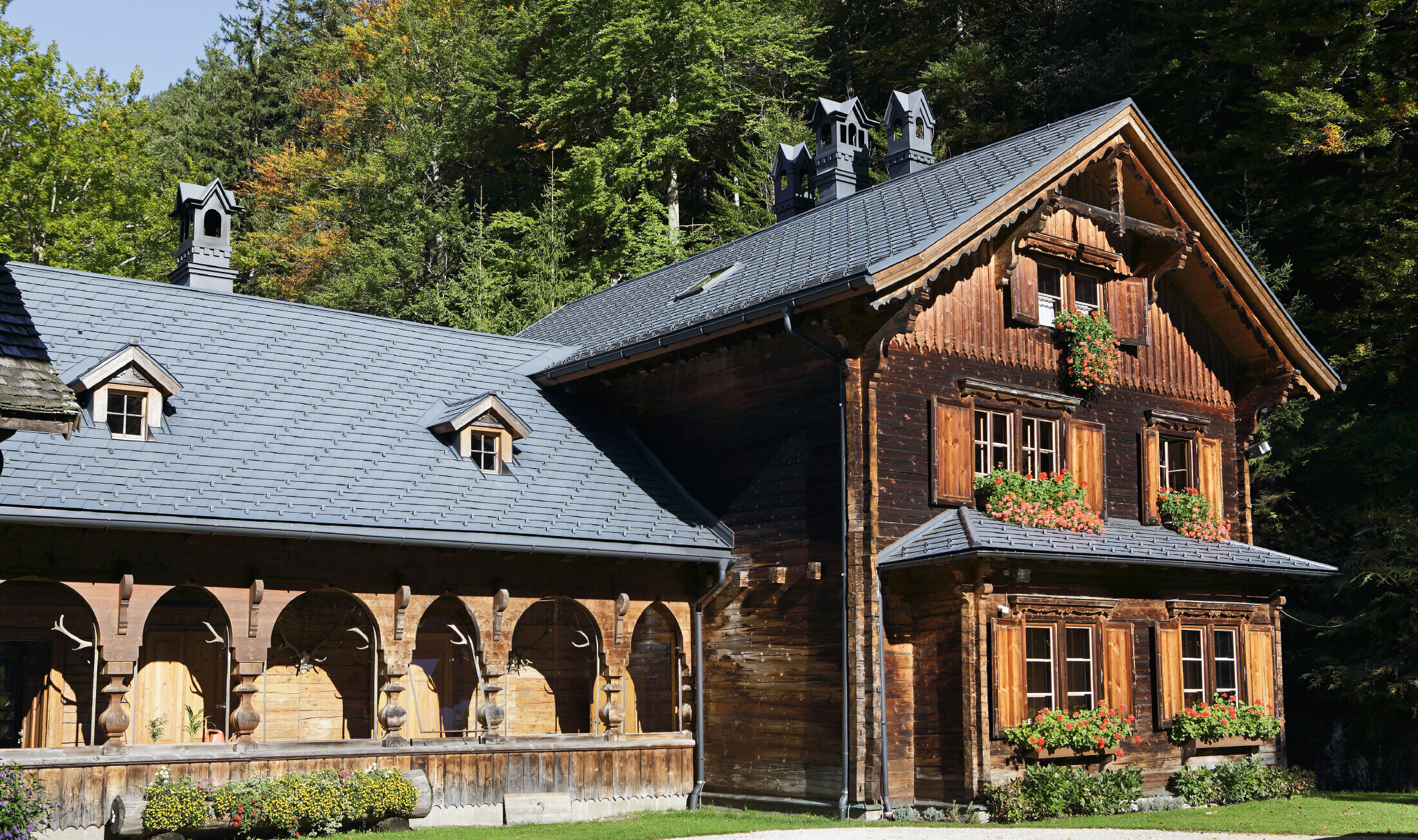 rustic hunting lodge, Rothschildhaus, renovated with PREFA roof shingles in P.10 anthracite