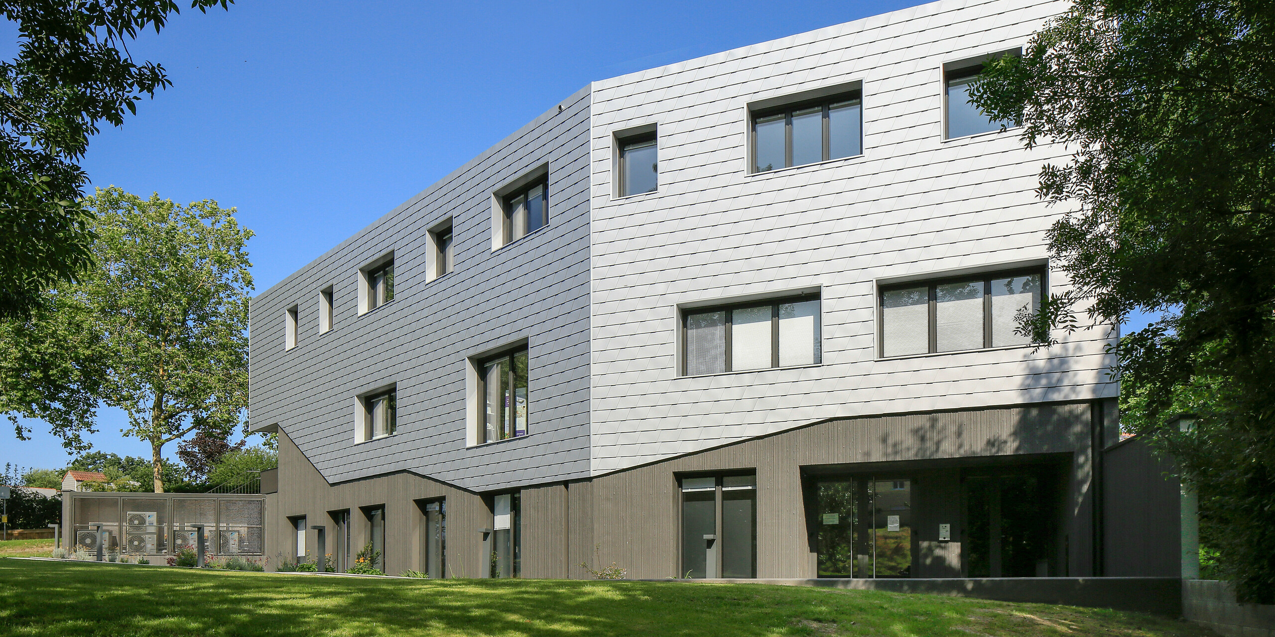 Gartenseite des Gesundheitszentrums in Le Landreau mit Zugang zu unterschiedlichen Fachärzten