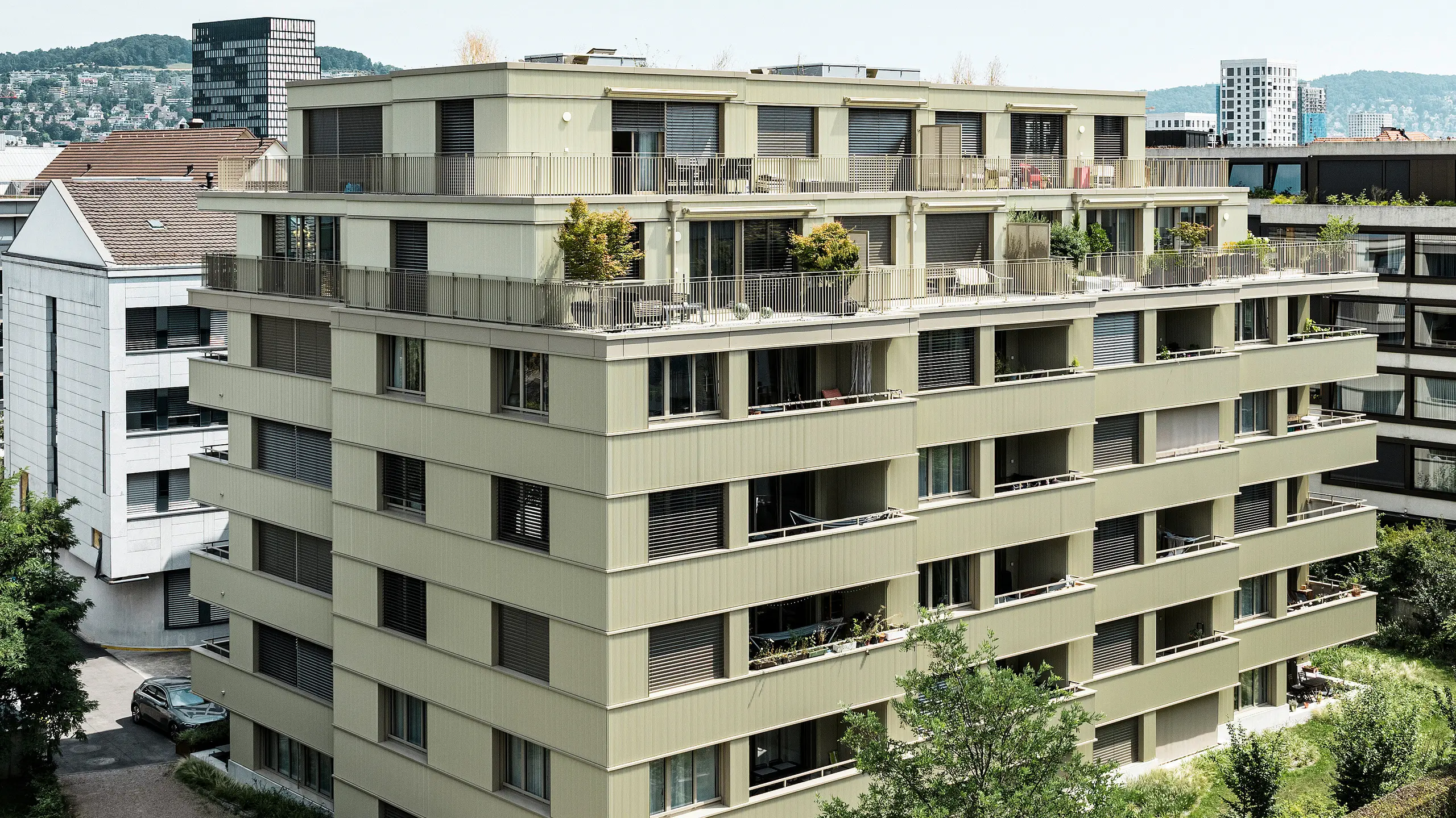 The modern residential building ‘Stetterhaus’ in Altstetten, Zurich, is enveloped by a unique façade – PREFA serrated profile in the special colour pearl metallic.