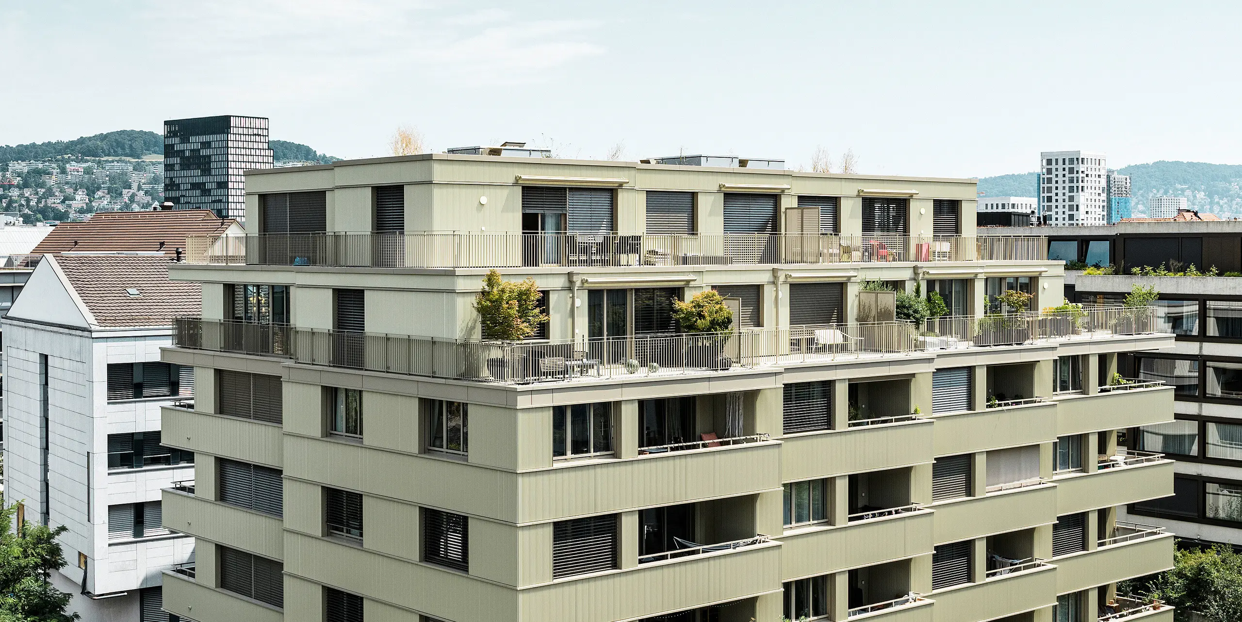 The modern residential building ‘Stetterhaus’ in Altstetten, Zurich, is enveloped by a unique façade – PREFA serrated profile in the special colour pearl metallic.