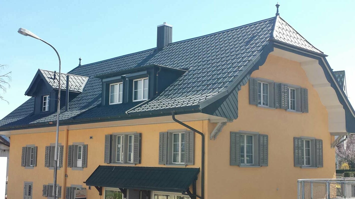 Renovation of a half-hipped roof with PREFA roof tiles in P.10 anthracite