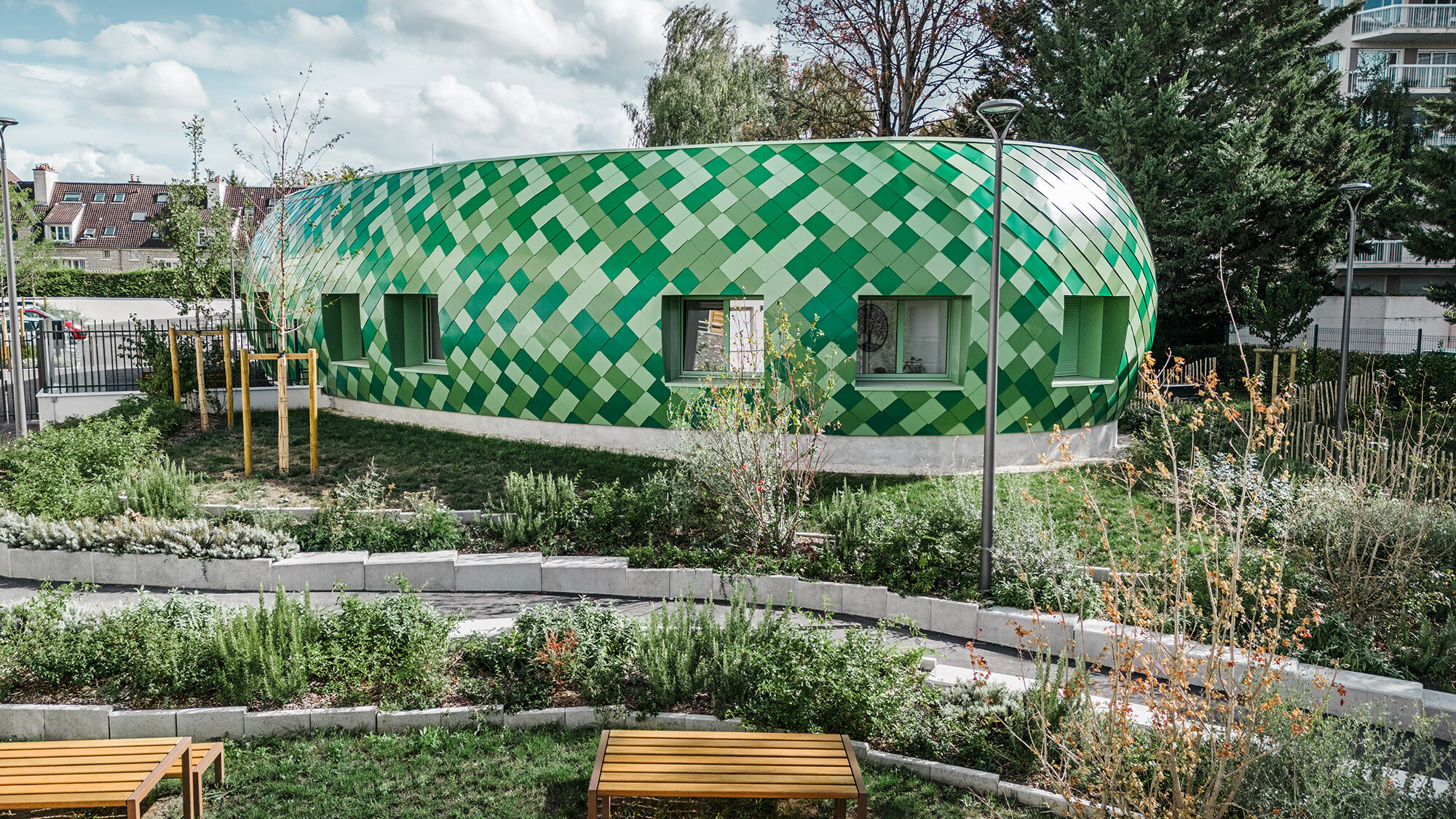 View of the medical therapy centre that takes up the shades of green in the surrounding park.