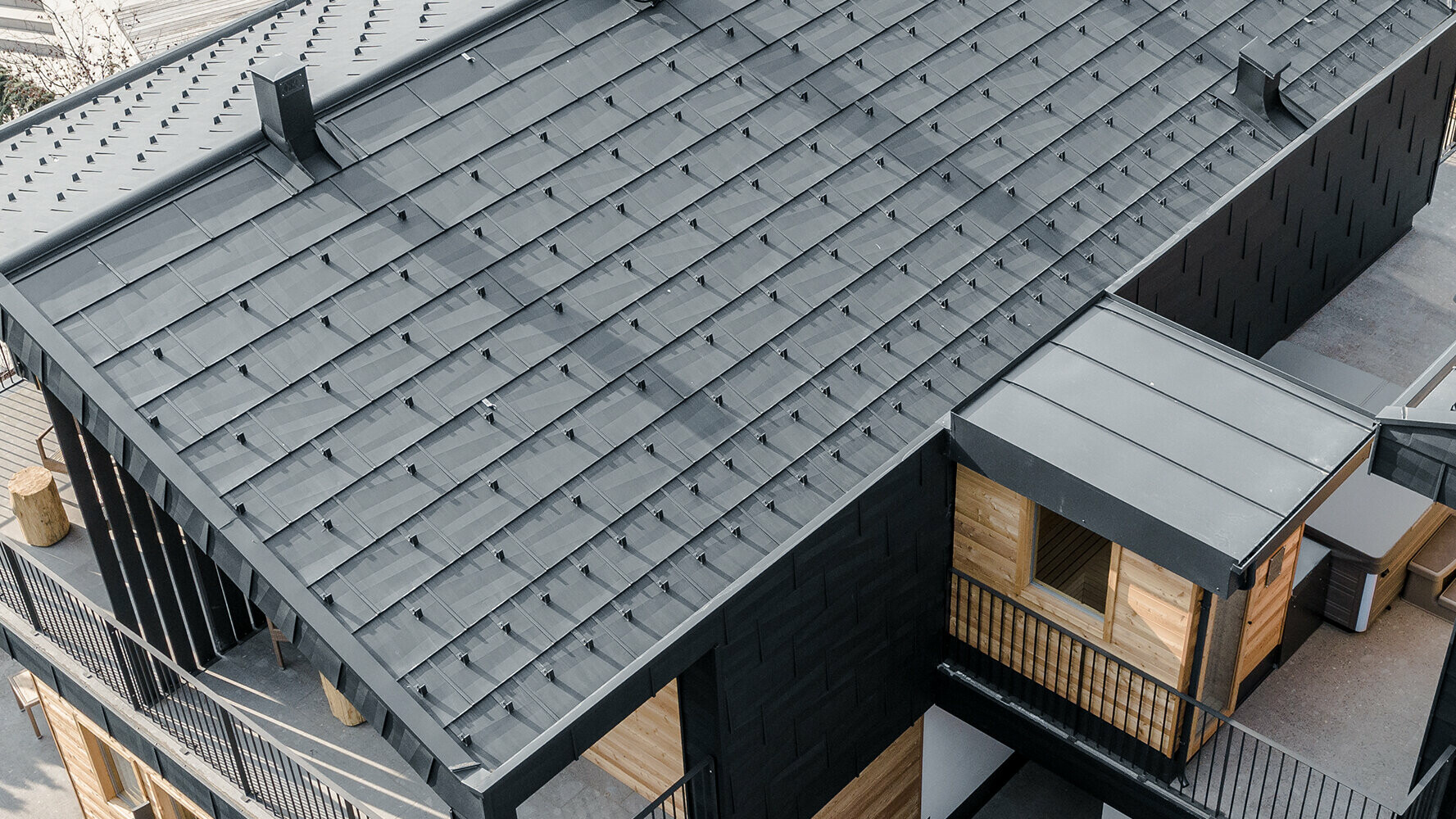 New apartments covered with PREFA roof panel and FX.12 façade panel in P.10 anthracite, and wood.