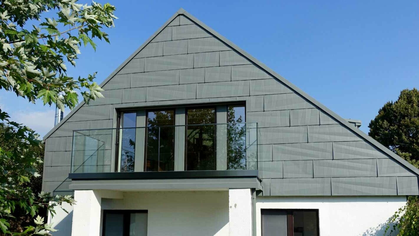 Gable cladding with PREFA FX.12 façade panels in P.10 light grey