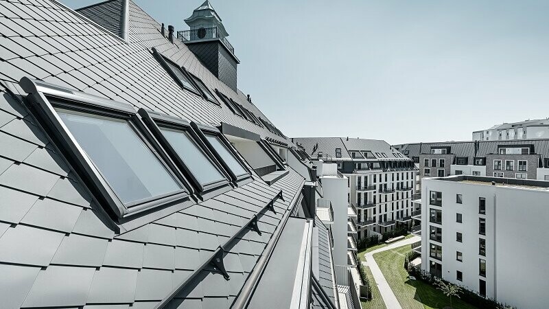 Here you can see the roof on a sunny day, photographed from a side angle.