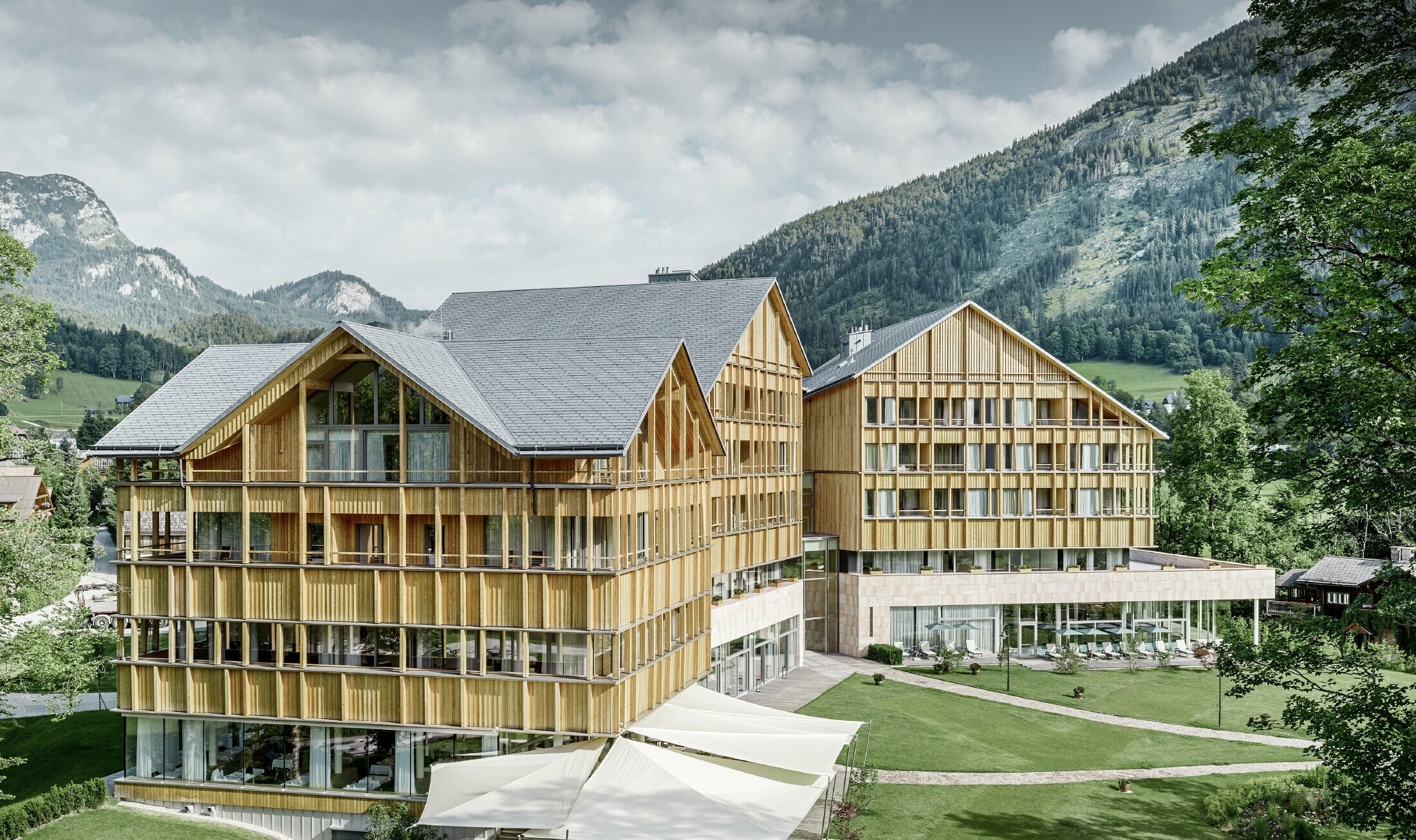 Hotel Vivamayr in Altaussee (Austria) with a wooden façade and PREFA shingle roof