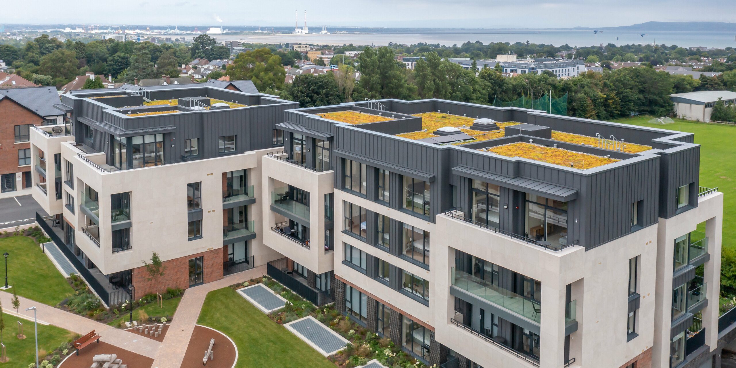 Residential complex in Dublin with elements of PREFALZ in P.10 dark grey on the façade