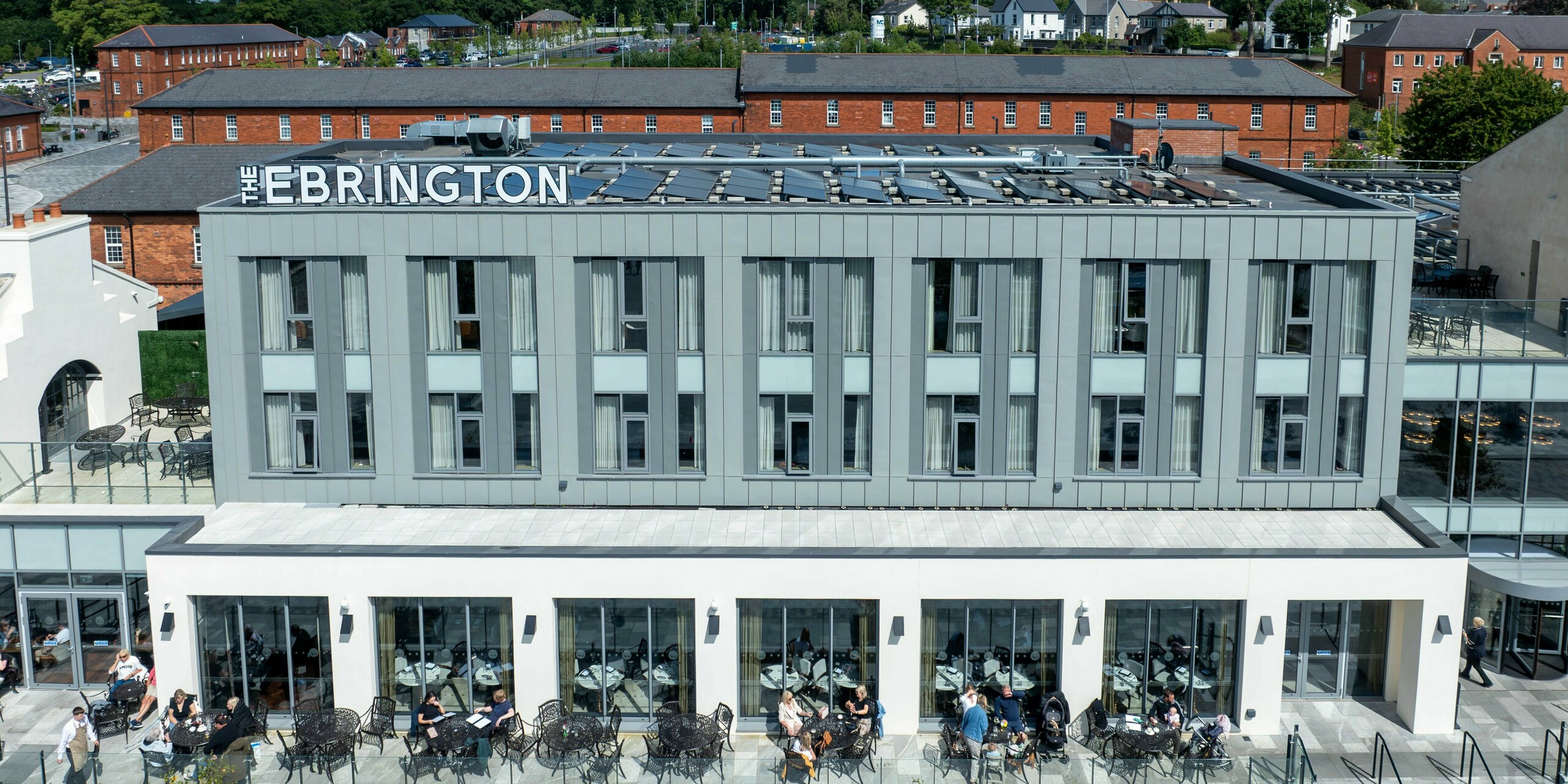 The Ebrington Hotel in the centre of Londonderry, the second largest city in Northern Ireland, has a striking aluminium façade on the top floor. Clad with PREFALZ from PREFA in the colours P.10 Light Grey and P.10 Zinc Grey, the stylish and durable sheet metal cladding gives the hotel a modern and attractive appearance. The high-quality PREFALZ coating emphasises the architectural elegance and durability of the façade.