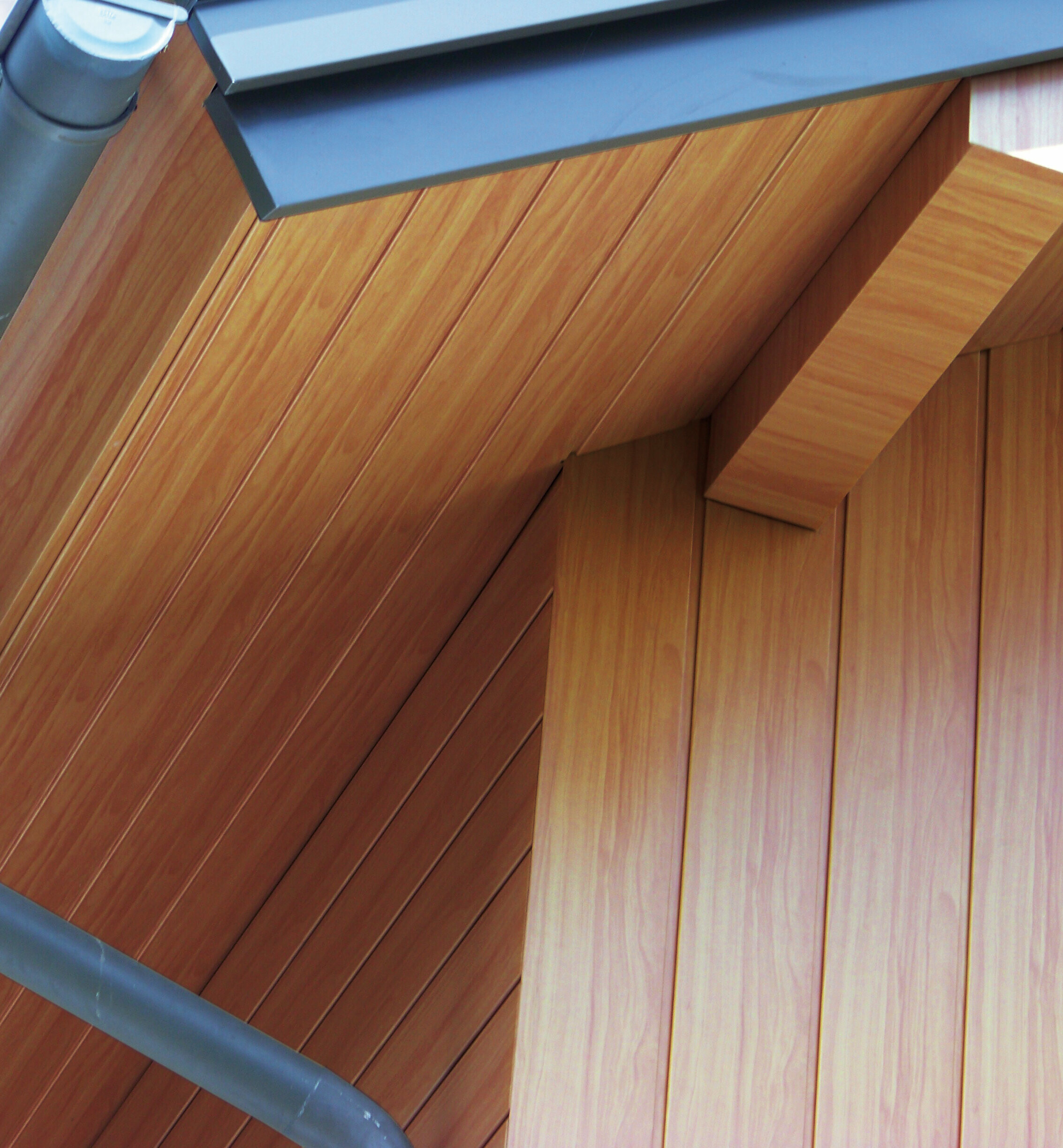 PREFA expert tip: soffit and roof overhang Soffit clad with aluminium PREFA sidings in light wood.
