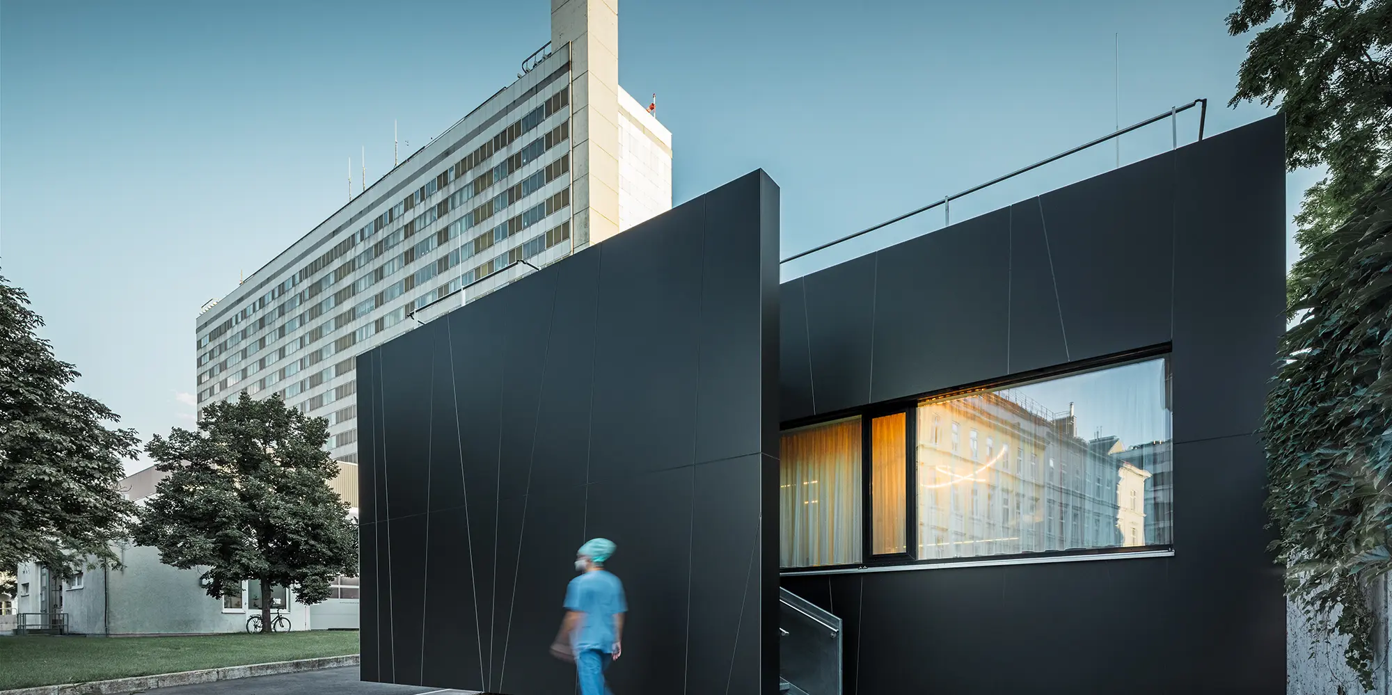 Façade of the central emergency room of the Landstraße Clinic in Juchgasse in Vienna with black grey PREFA composite panels.