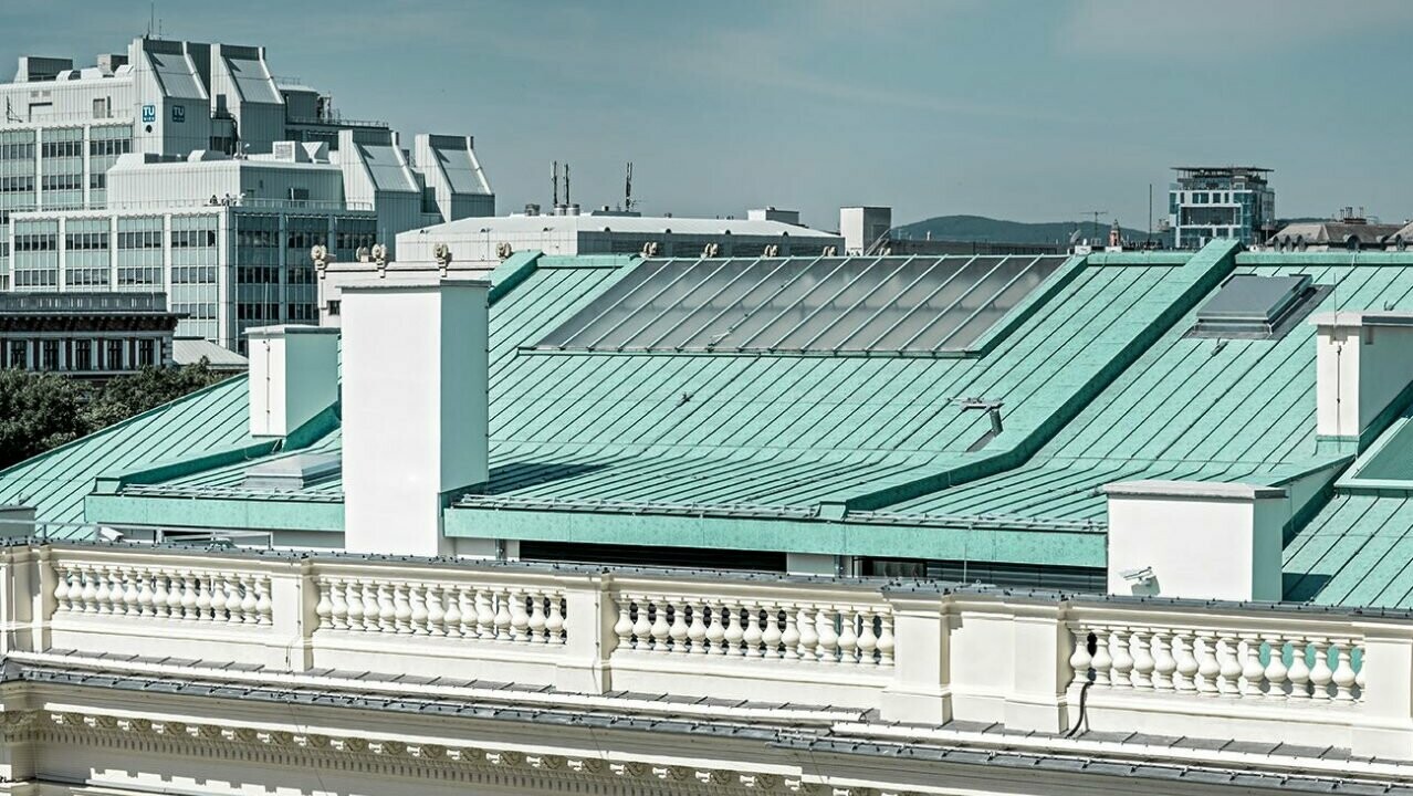 Close-up view of the Prefalz roof in P.10 patina green. In the background you can see the technical University of Vienna.